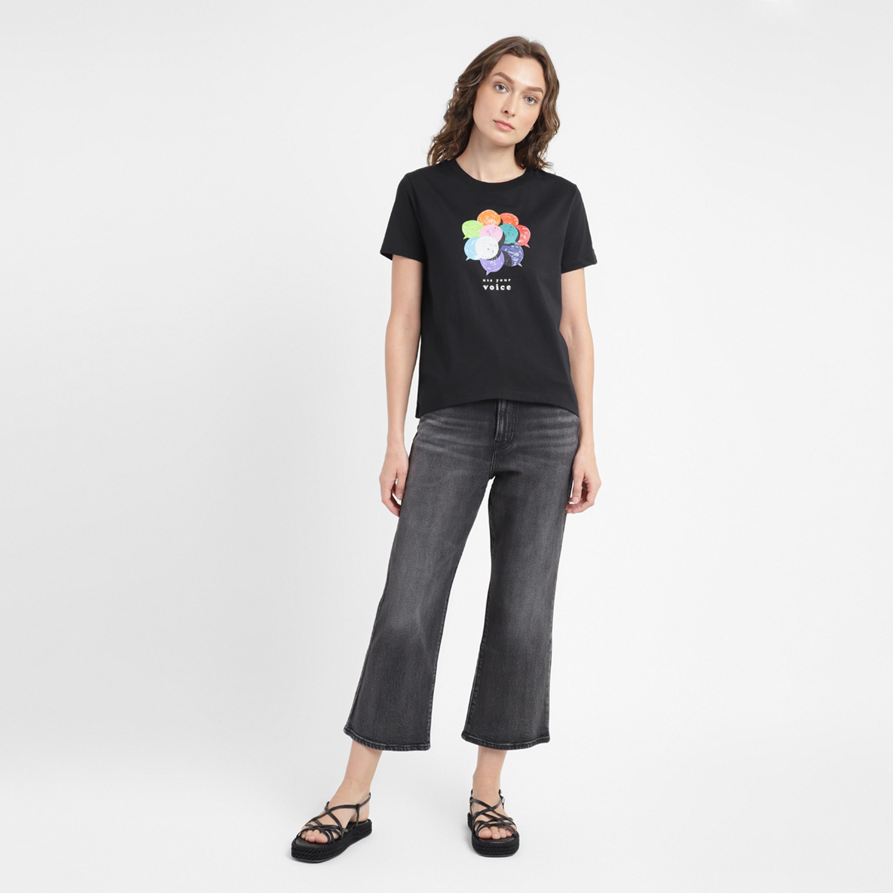 تيشيرت ليفايز بأكمام قصيرة وياقة دائرية مع مطبوع-women-clothing-tshirts-image-2