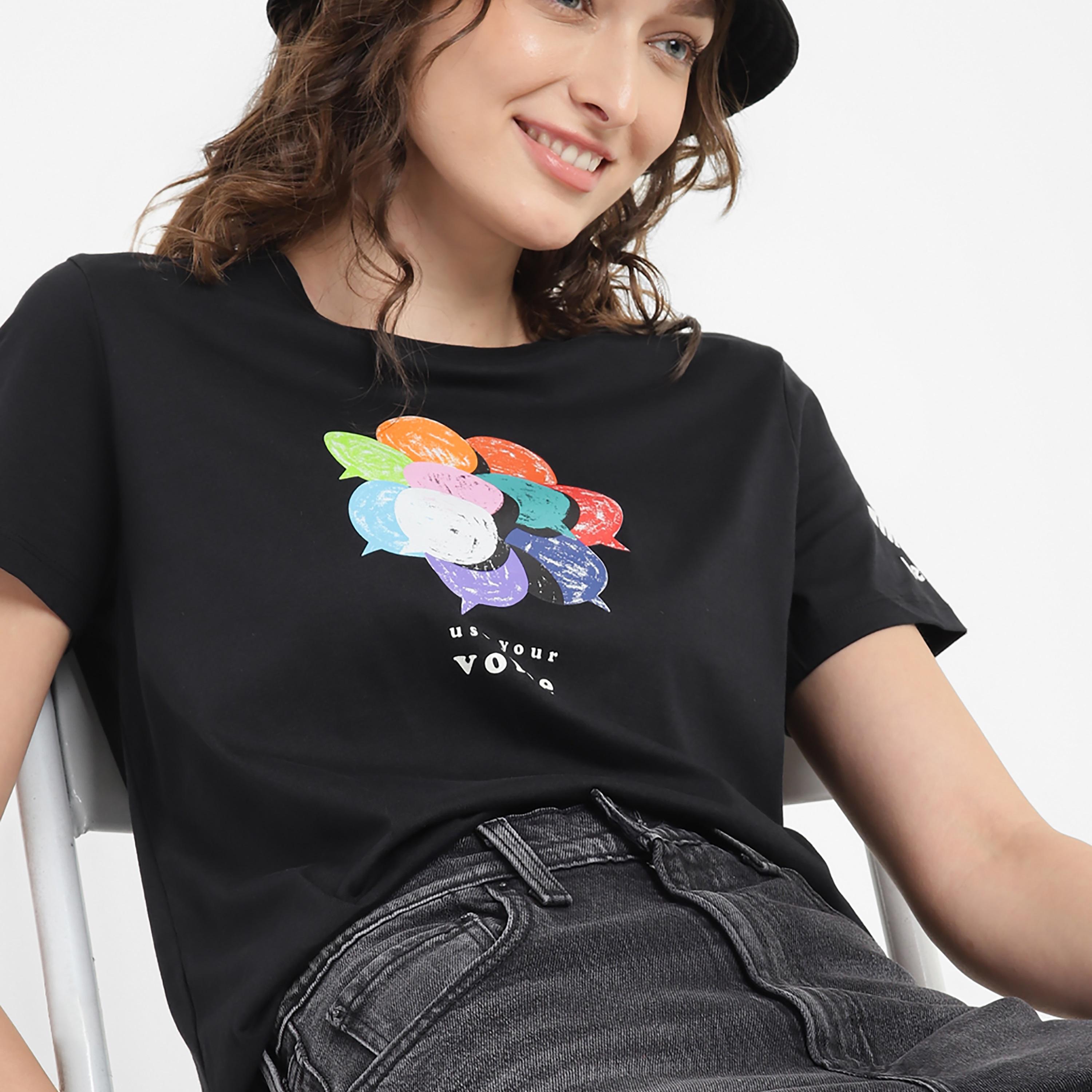 تيشيرت ليفايز بأكمام قصيرة وياقة دائرية مع مطبوع-women-clothing-tshirts-image-3