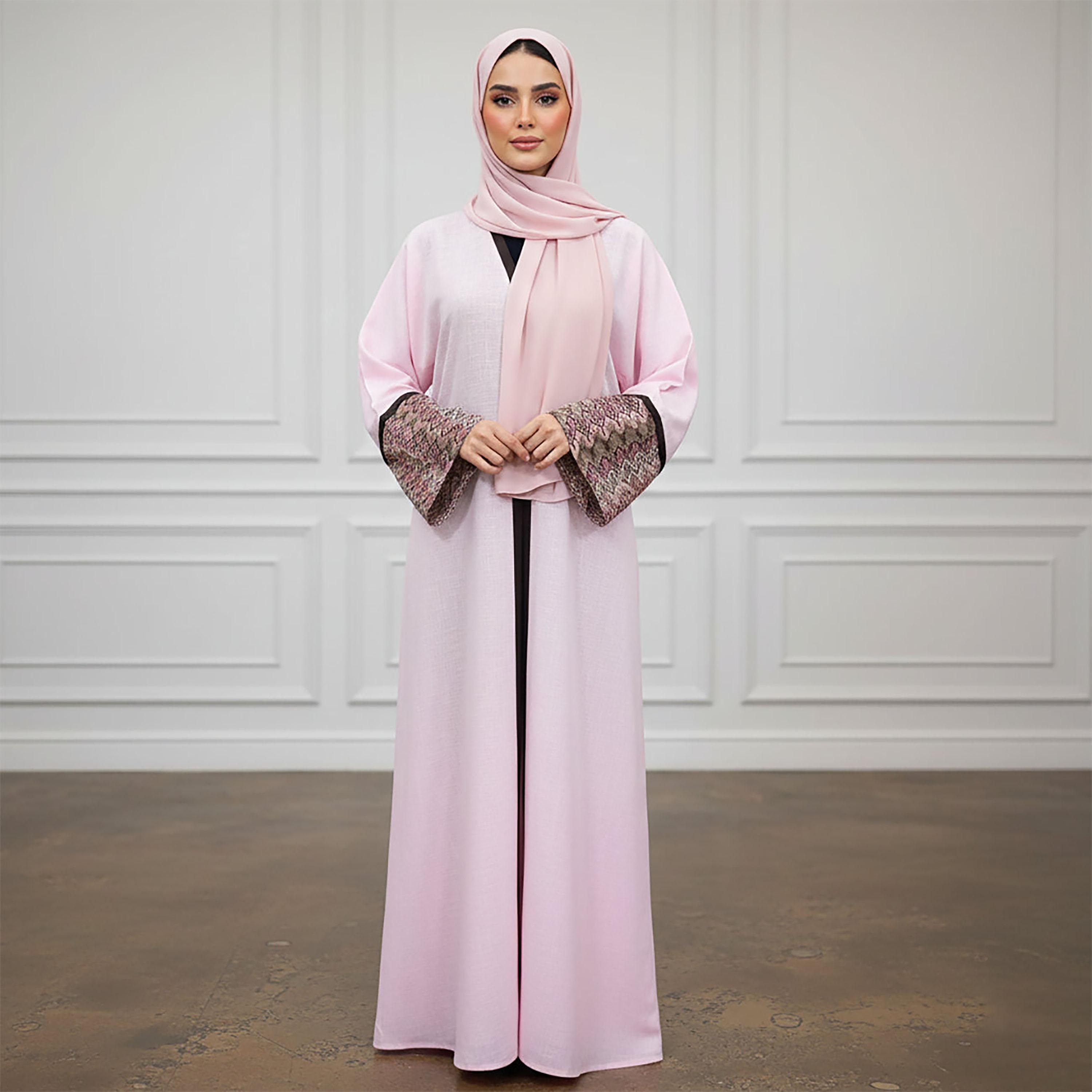عباءة سهرة نسائية من الكتان بأكمام عريضة وتصميم أقسام متعرجة (Chevron) مع حجاب من نخبة-women-arabicclothing-abayas-image-1