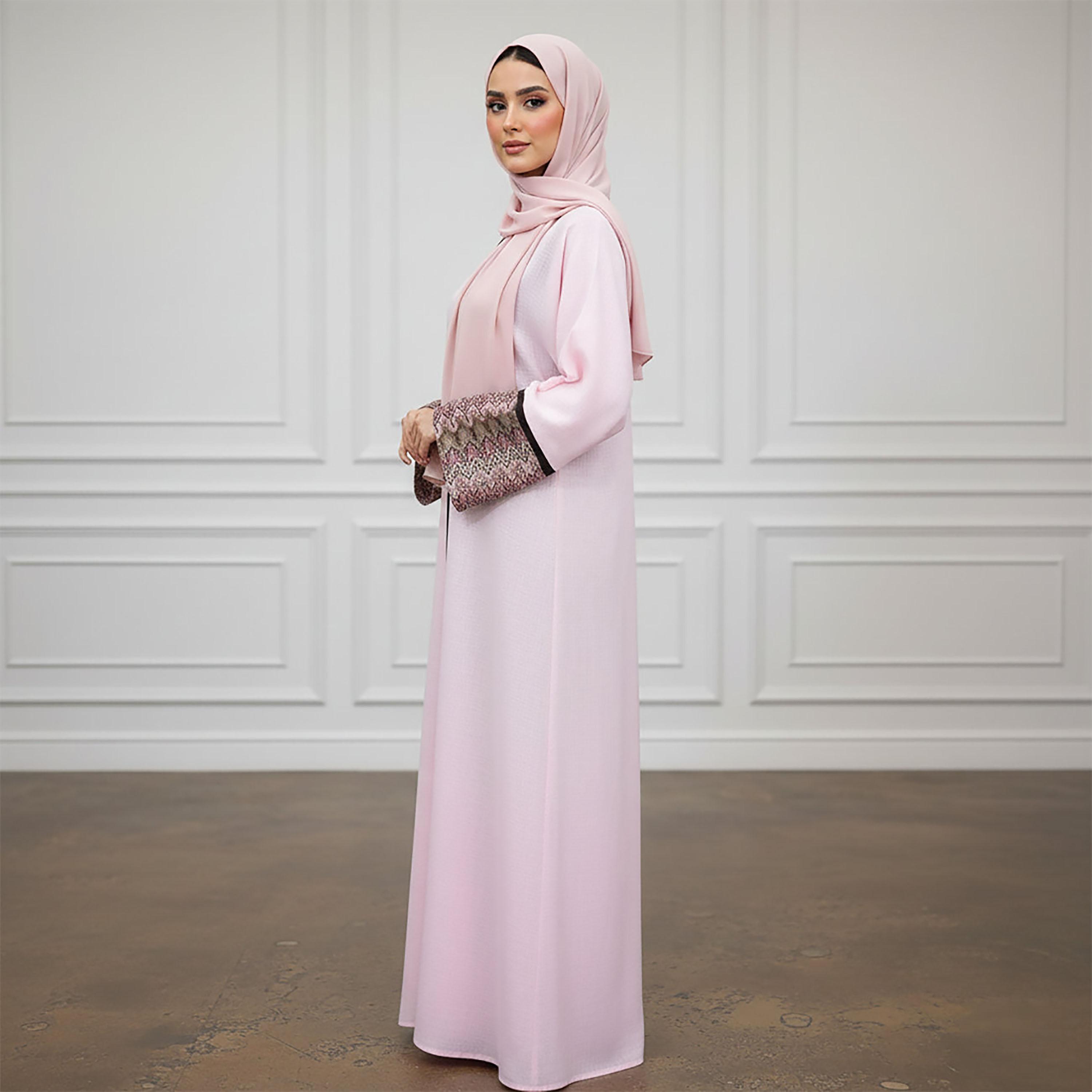عباءة سهرة نسائية من الكتان بأكمام عريضة وتصميم أقسام متعرجة (Chevron) مع حجاب من نخبة-women-arabicclothing-abayas-image-3