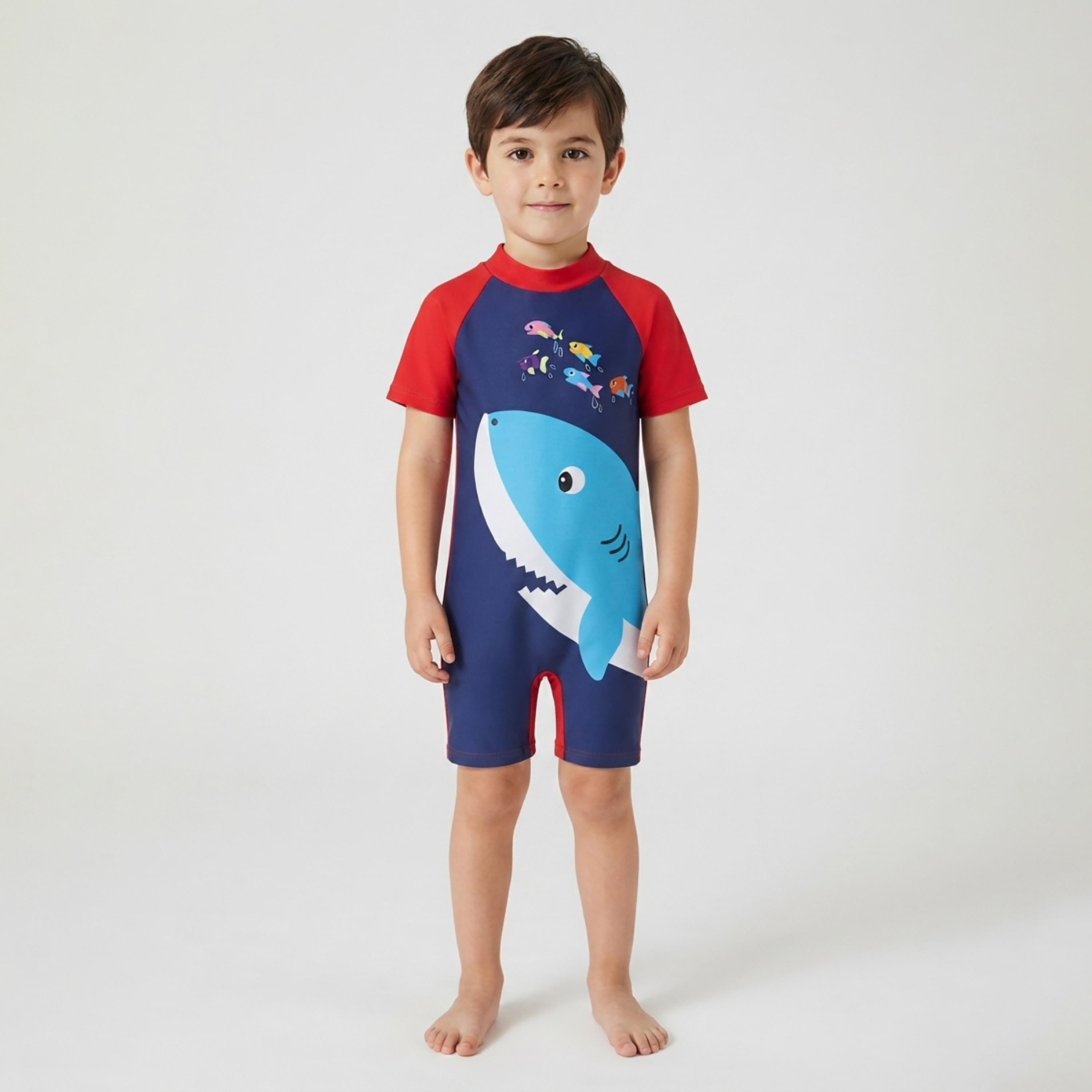 مايوه بأكمام قصيرة بطبعة جرافيك من بيبيكلو-boys-clothing-swimwear-image-1
