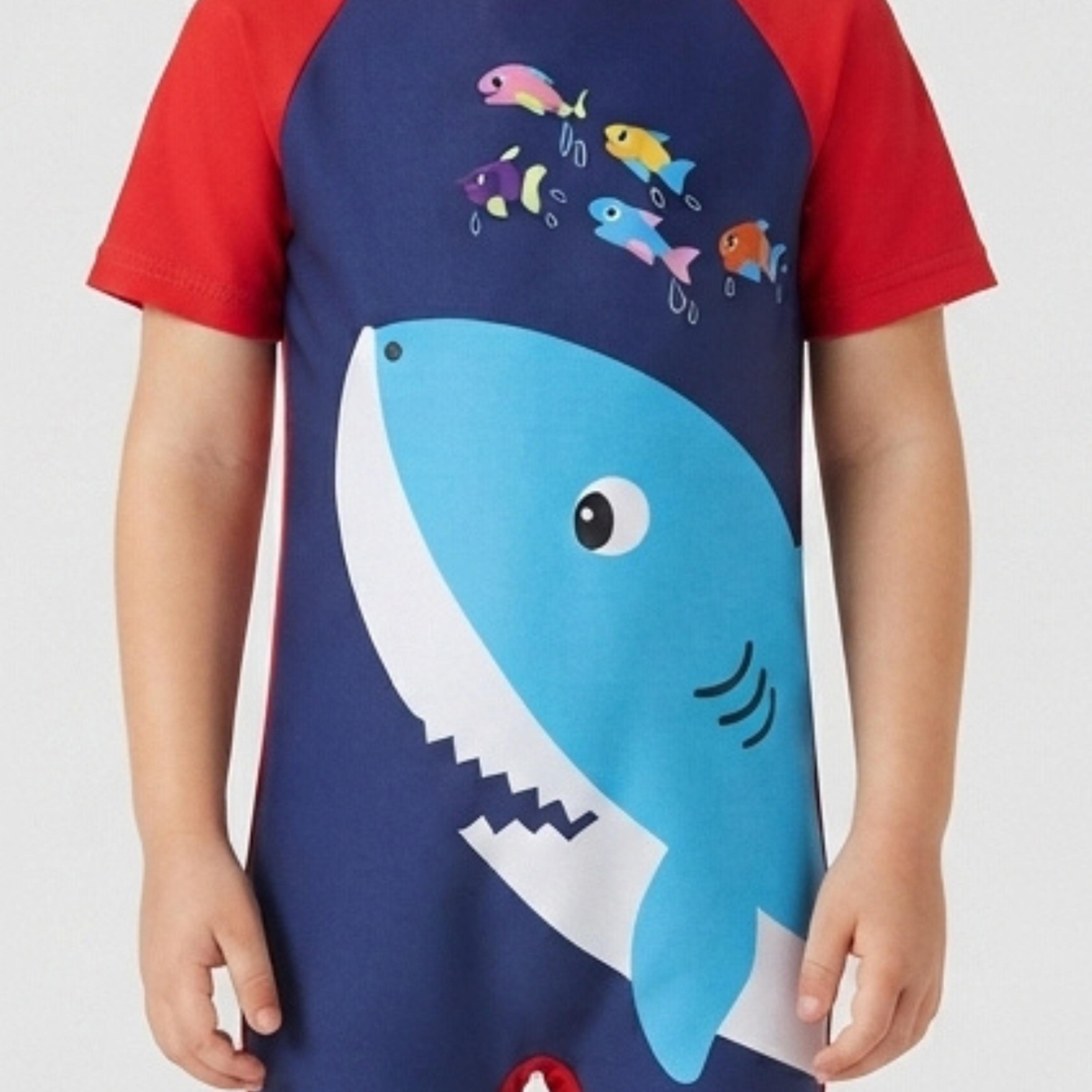 مايوه بأكمام قصيرة بطبعة جرافيك من بيبيكلو-boys-clothing-swimwear-image-3