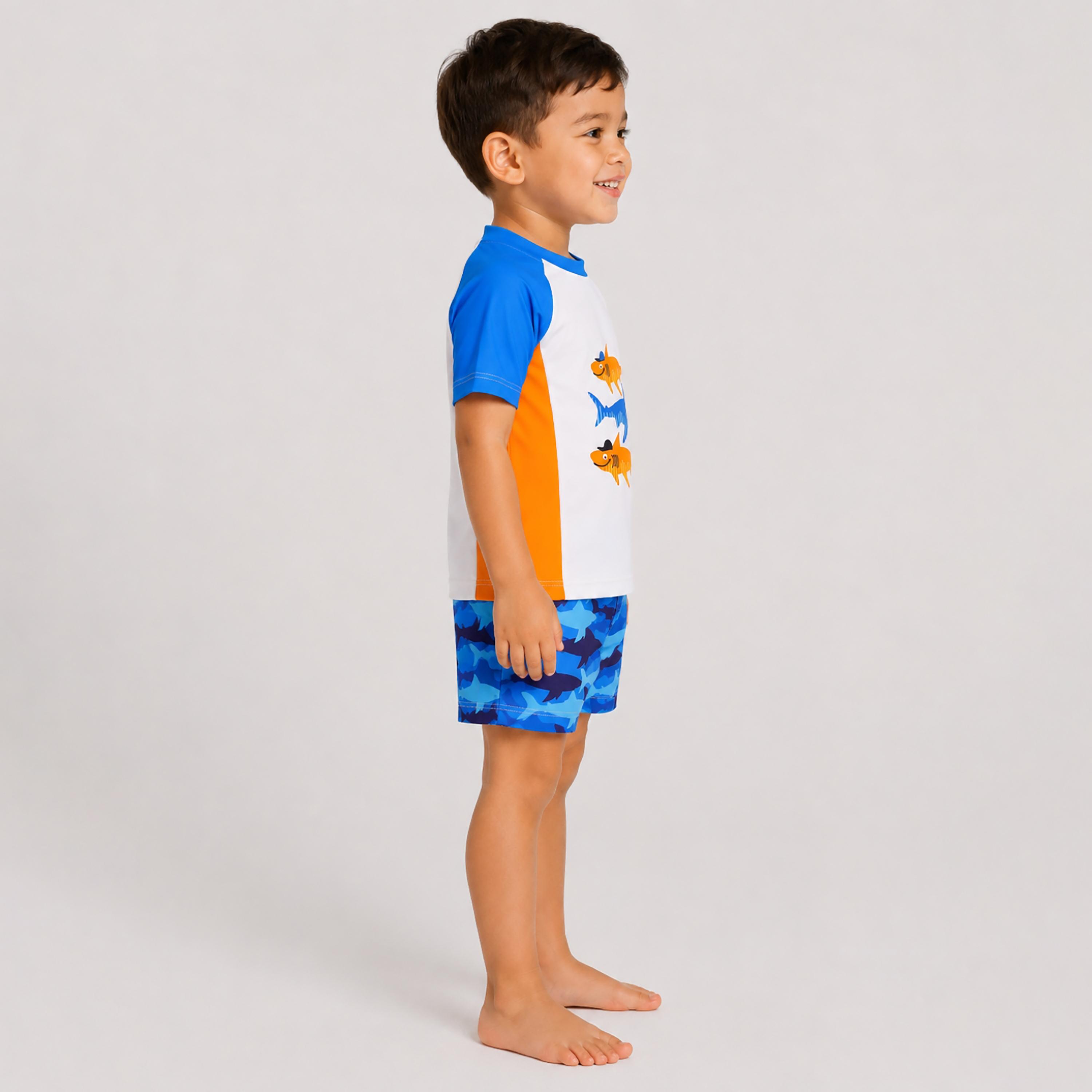 طقم تيشيرت وشورت سباحة بأكمام قصيرة وطبعة جرافيك من بيبيكلو-boys-clothing-swimwear-image-2