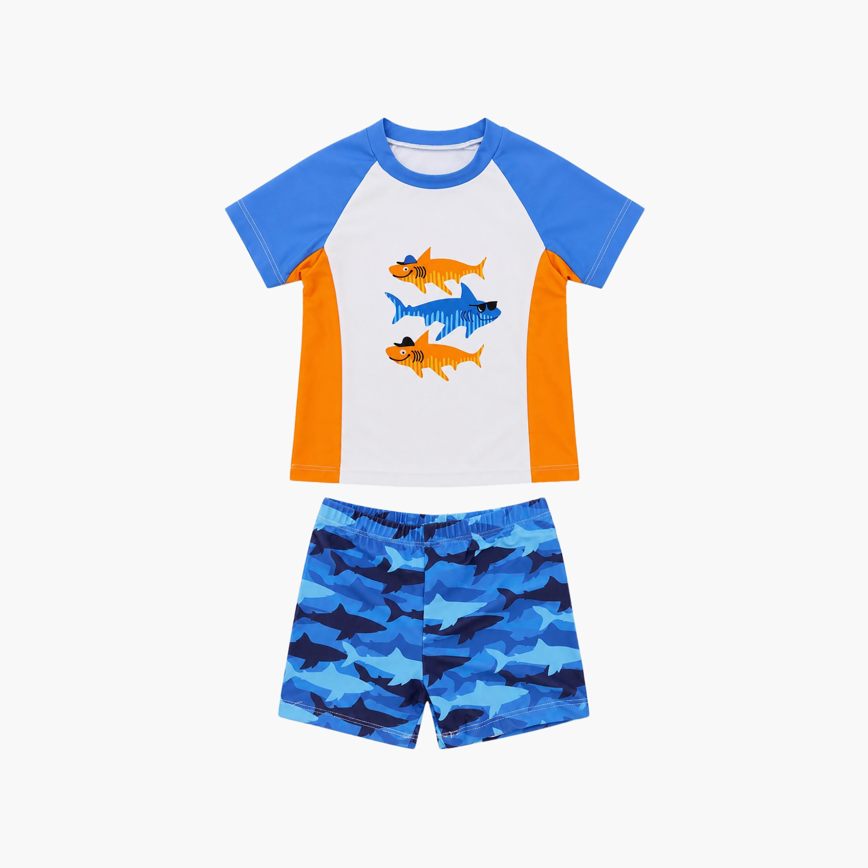 طقم تيشيرت وشورت سباحة بأكمام قصيرة وطبعة جرافيك من بيبيكلو-boys-clothing-swimwear-image-4
