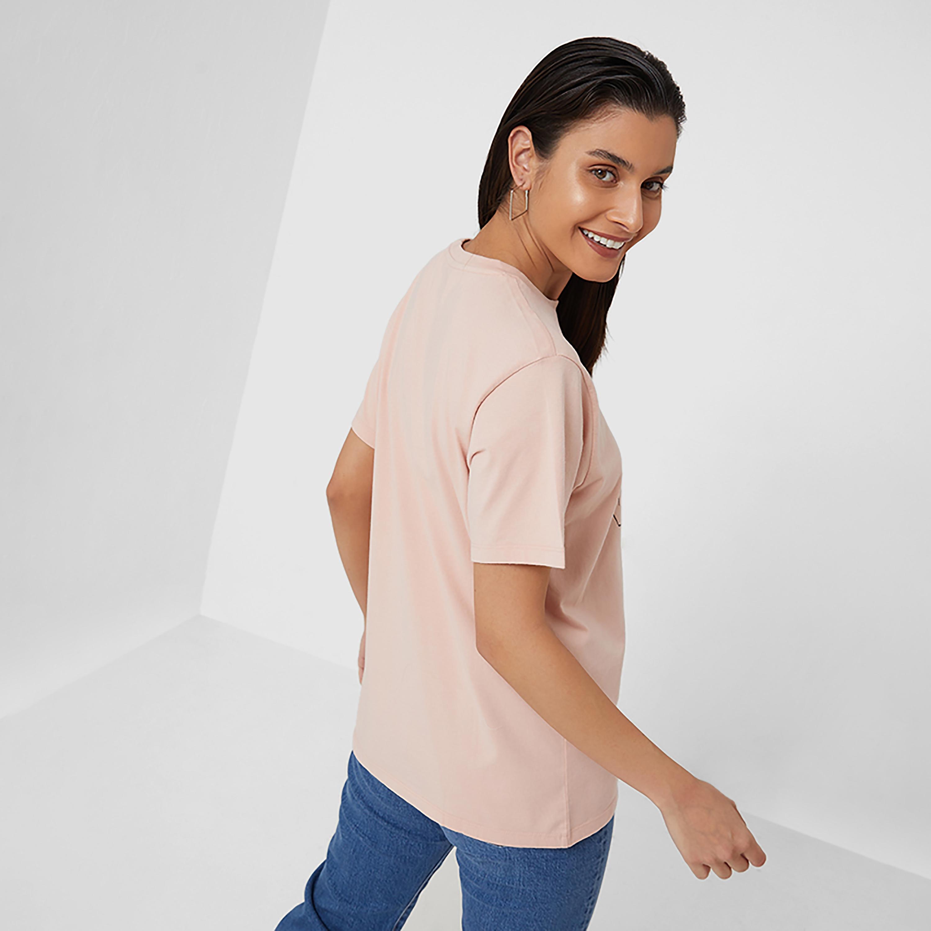 تيشيرت ليفايز بأكمام قصيرة وياقة دائرية مع جرافيك-women-clothing-tshirts-image-4