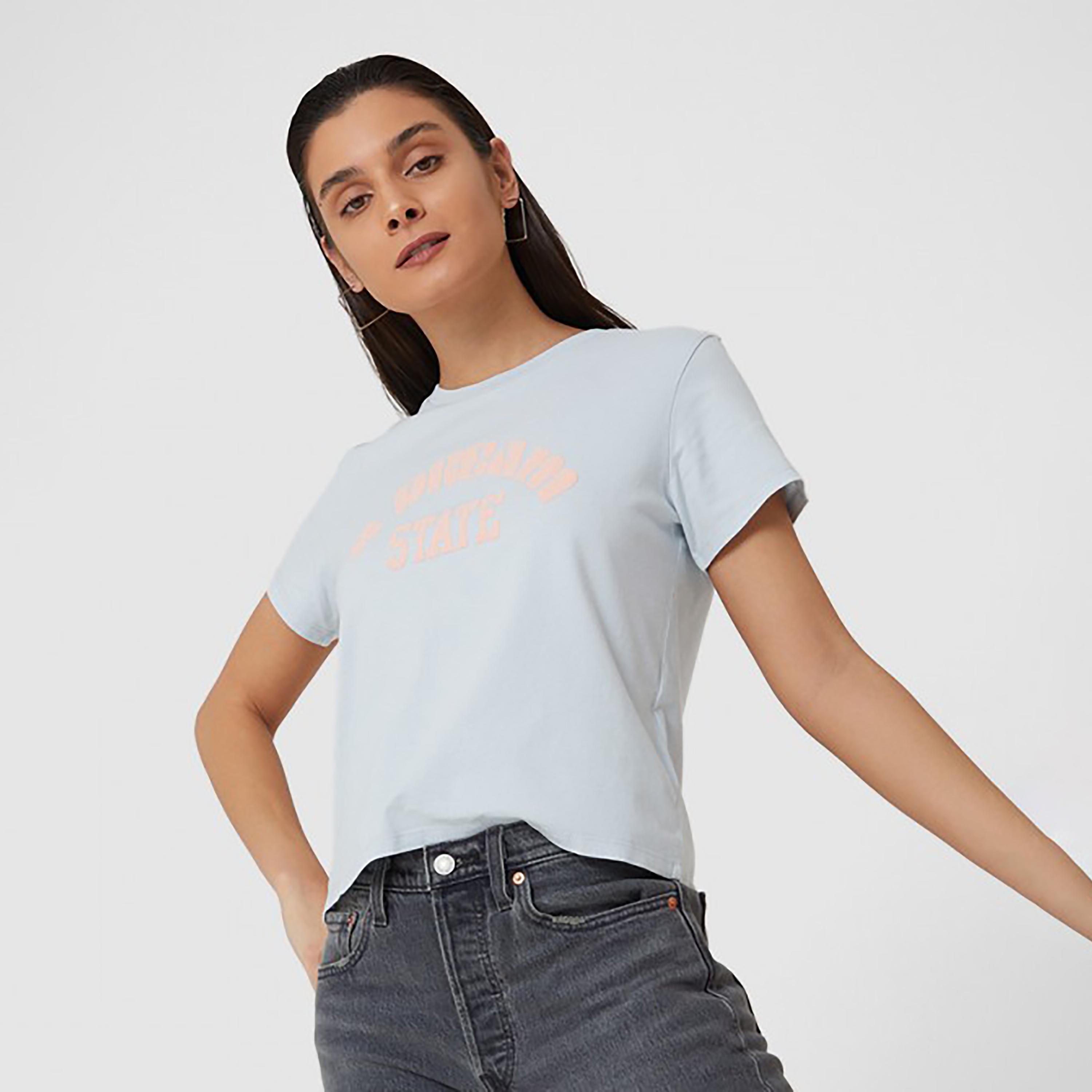 تيشيرت ليفايز بأكمام قصيرة وياقة دائرية مع مطبوع-women-clothing-tshirts-image-1