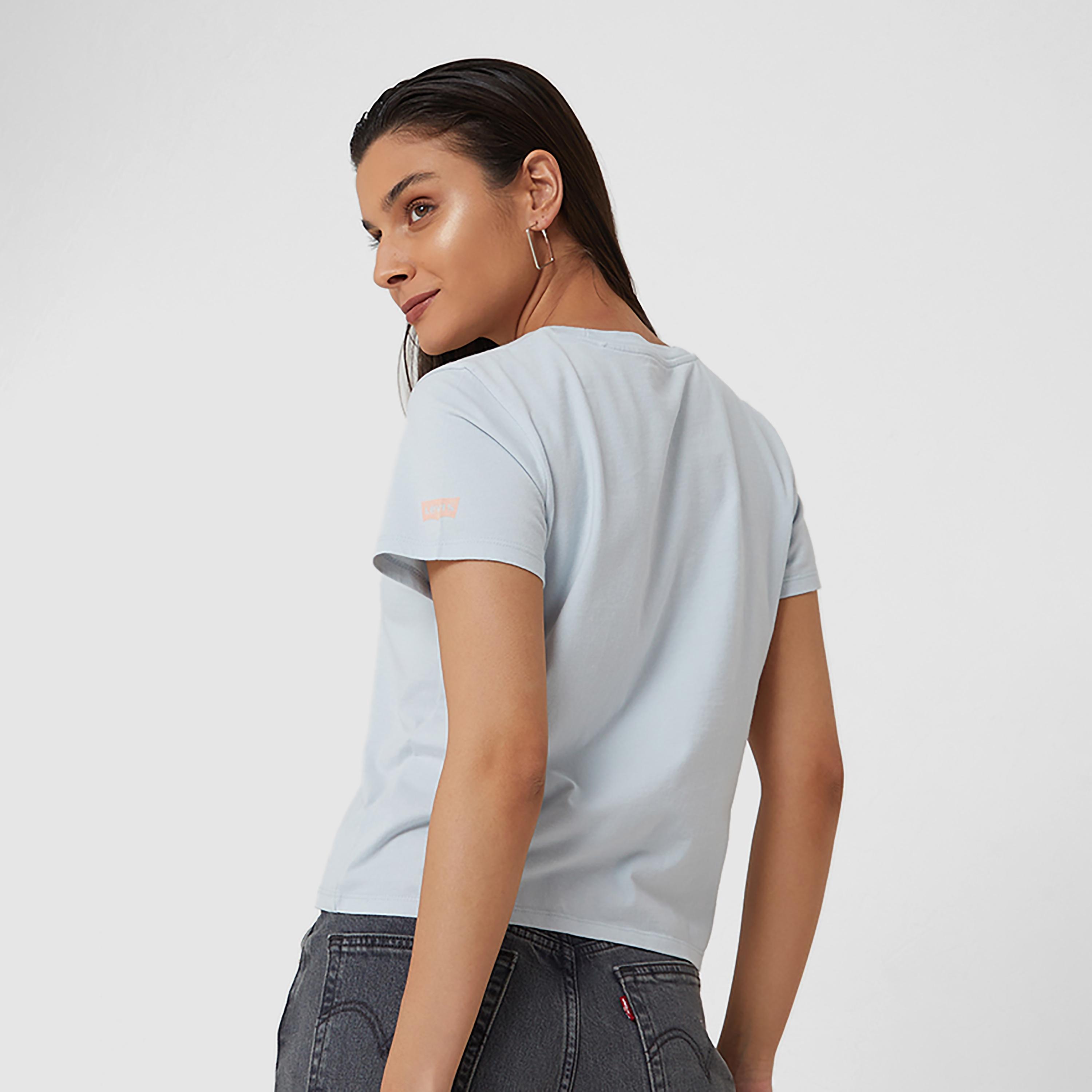 تيشيرت ليفايز بأكمام قصيرة وياقة دائرية مع مطبوع-women-clothing-tshirts-image-4