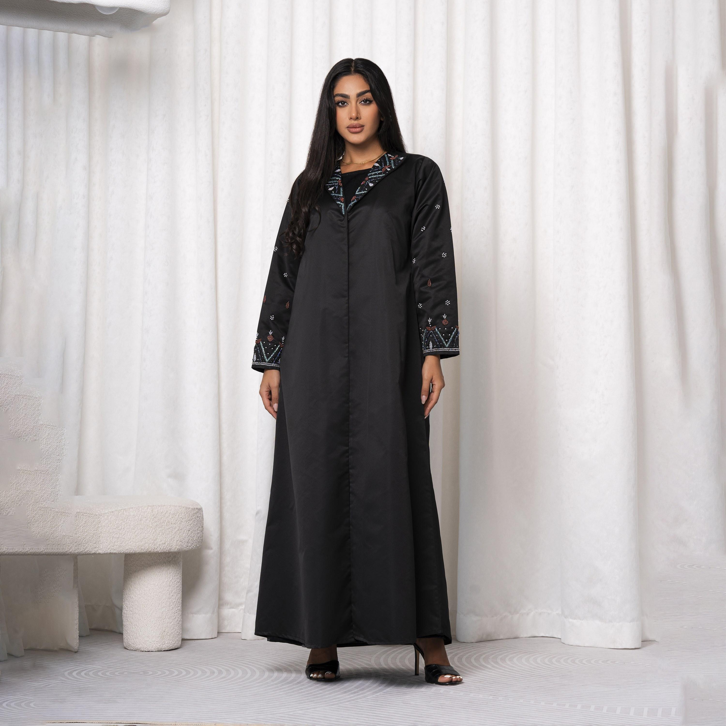 عباية نسائية مصنوعة يدويًا مطرزة بخيوط ملونة باللون الأسود مع ياقة شال من مويستريت-women-arabicclothing-abayas-image-1