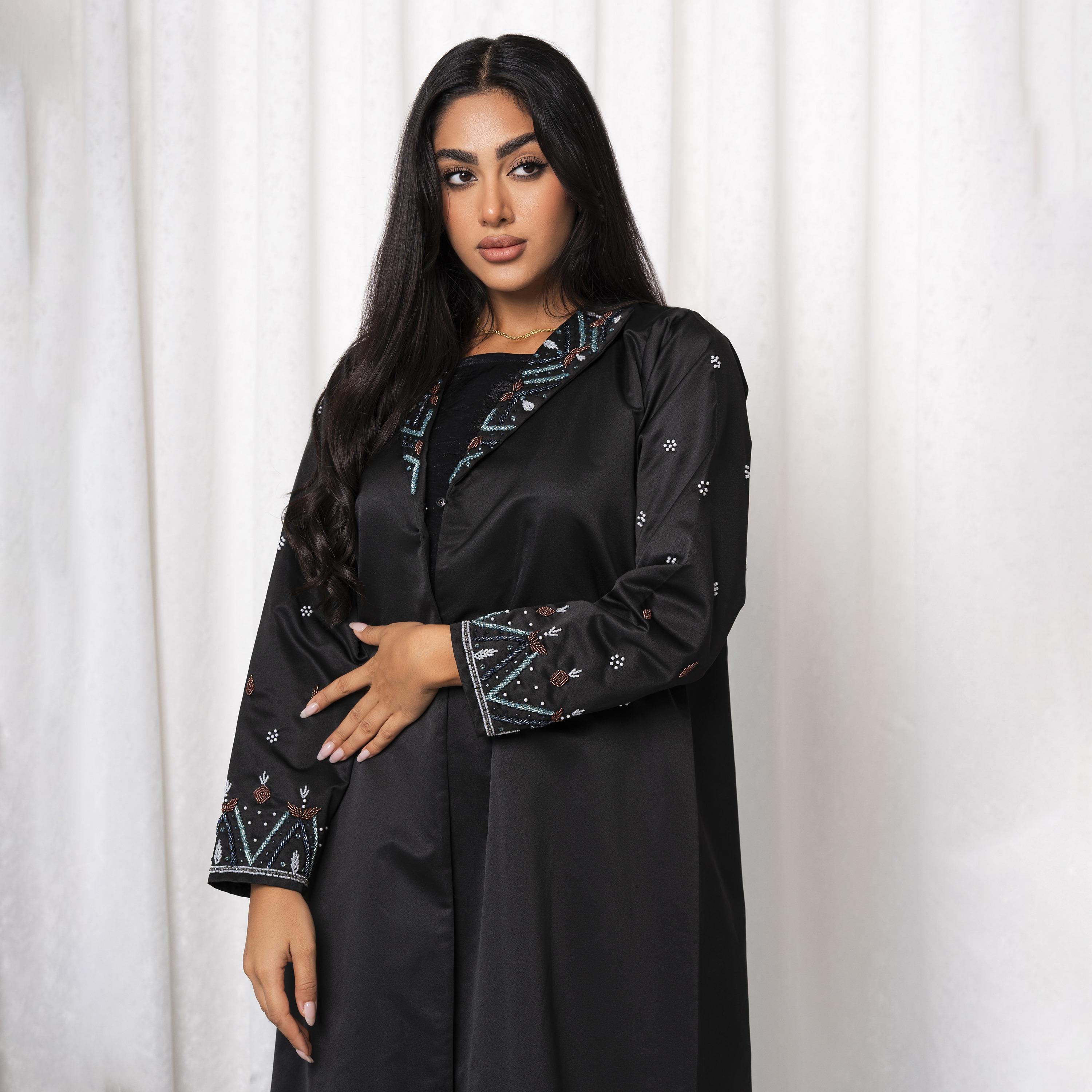 عباية نسائية مصنوعة يدويًا مطرزة بخيوط ملونة باللون الأسود مع ياقة شال من مويستريت-women-arabicclothing-abayas-image-2