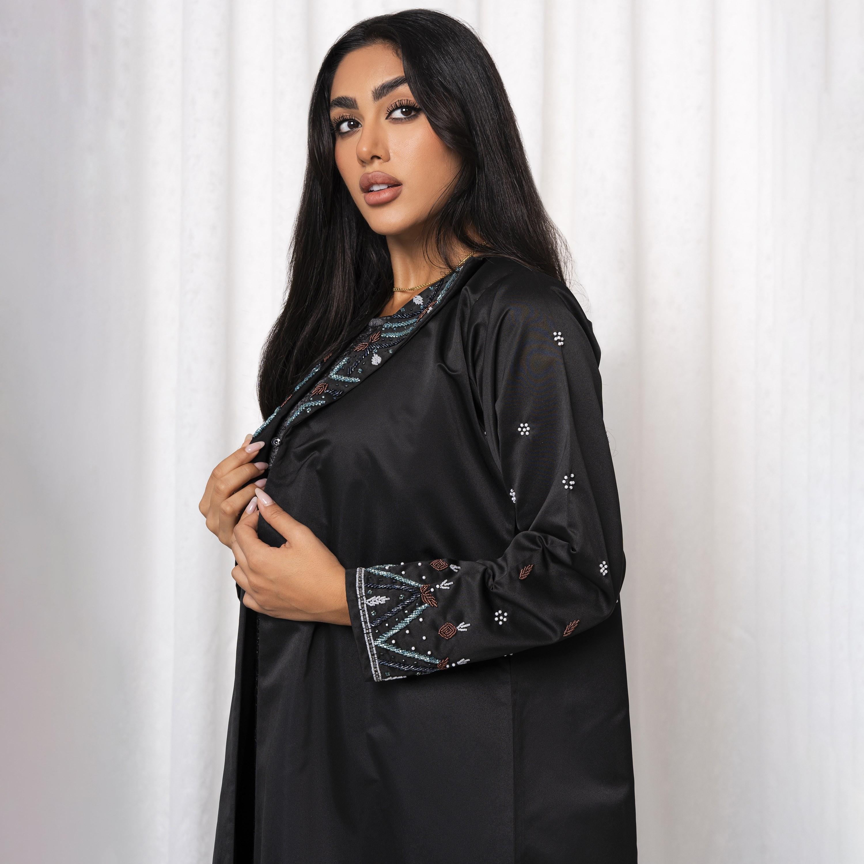 عباية نسائية مصنوعة يدويًا مطرزة بخيوط ملونة باللون الأسود مع ياقة شال من مويستريت-women-arabicclothing-abayas-image-3