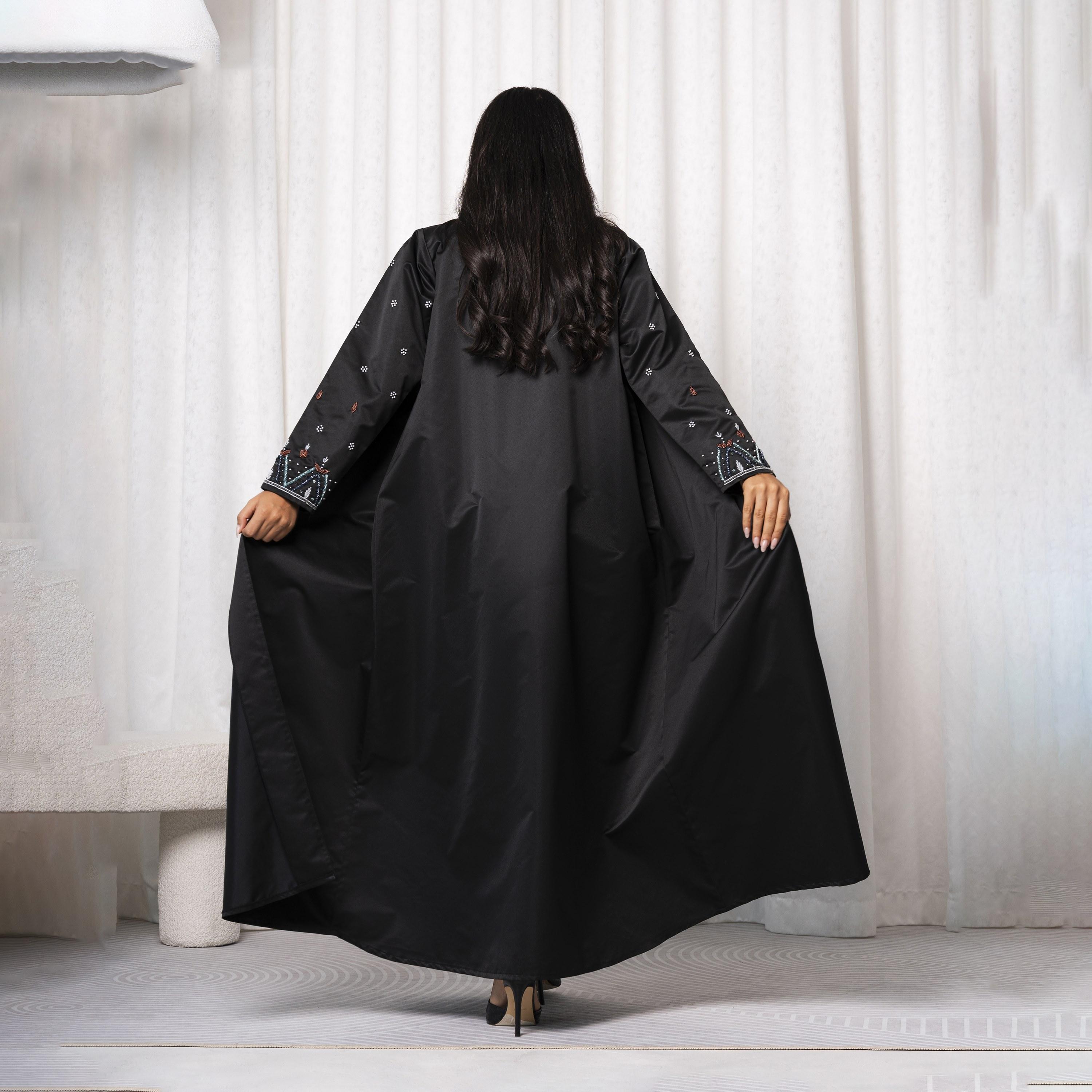 عباية نسائية مصنوعة يدويًا مطرزة بخيوط ملونة باللون الأسود مع ياقة شال من مويستريت-women-arabicclothing-abayas-image-4