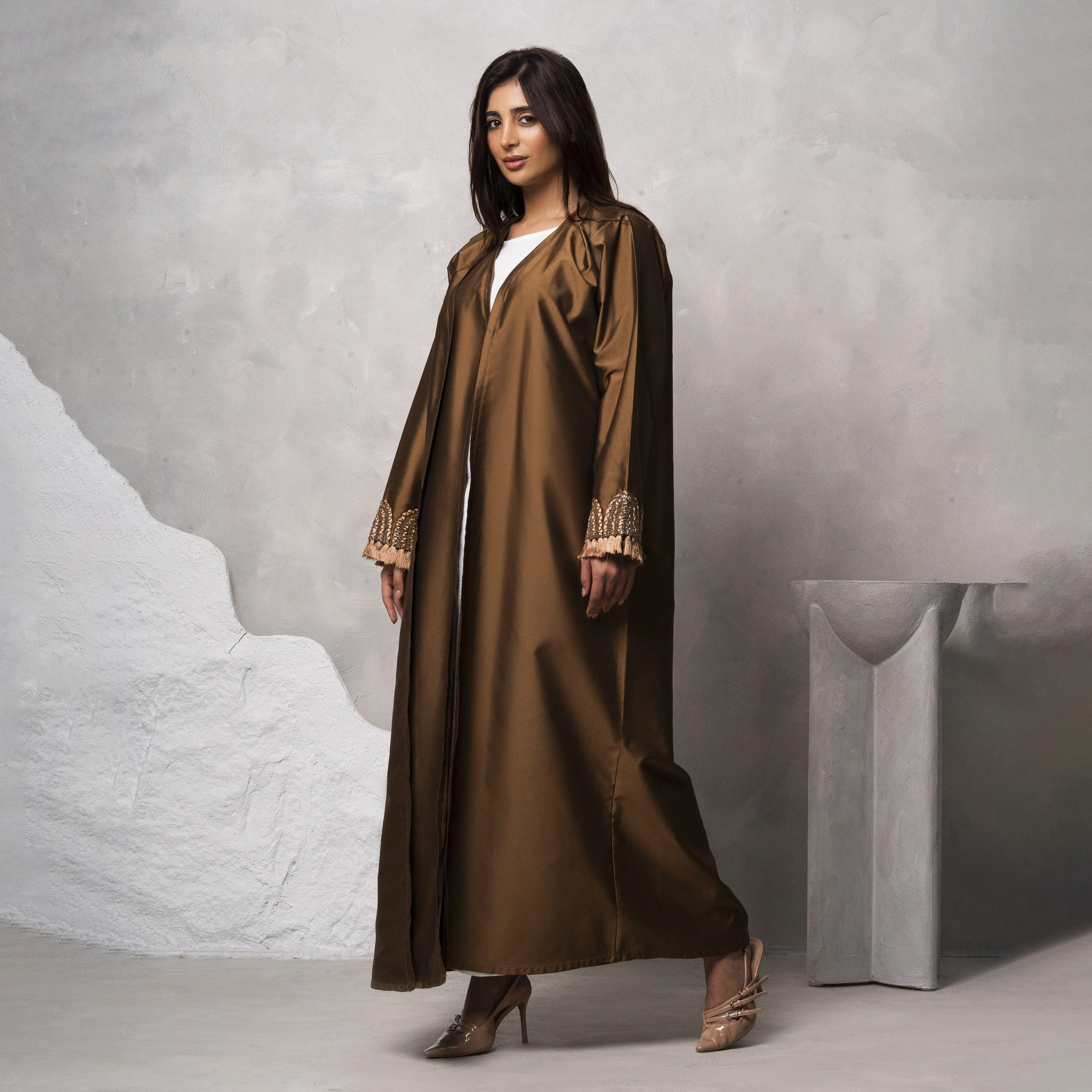 عباية نسائية من الساتان فيكتوريا مصنوعة يدويًا ومزينة باللون البني من مويستريت-women-arabicclothing-abayas-image-1