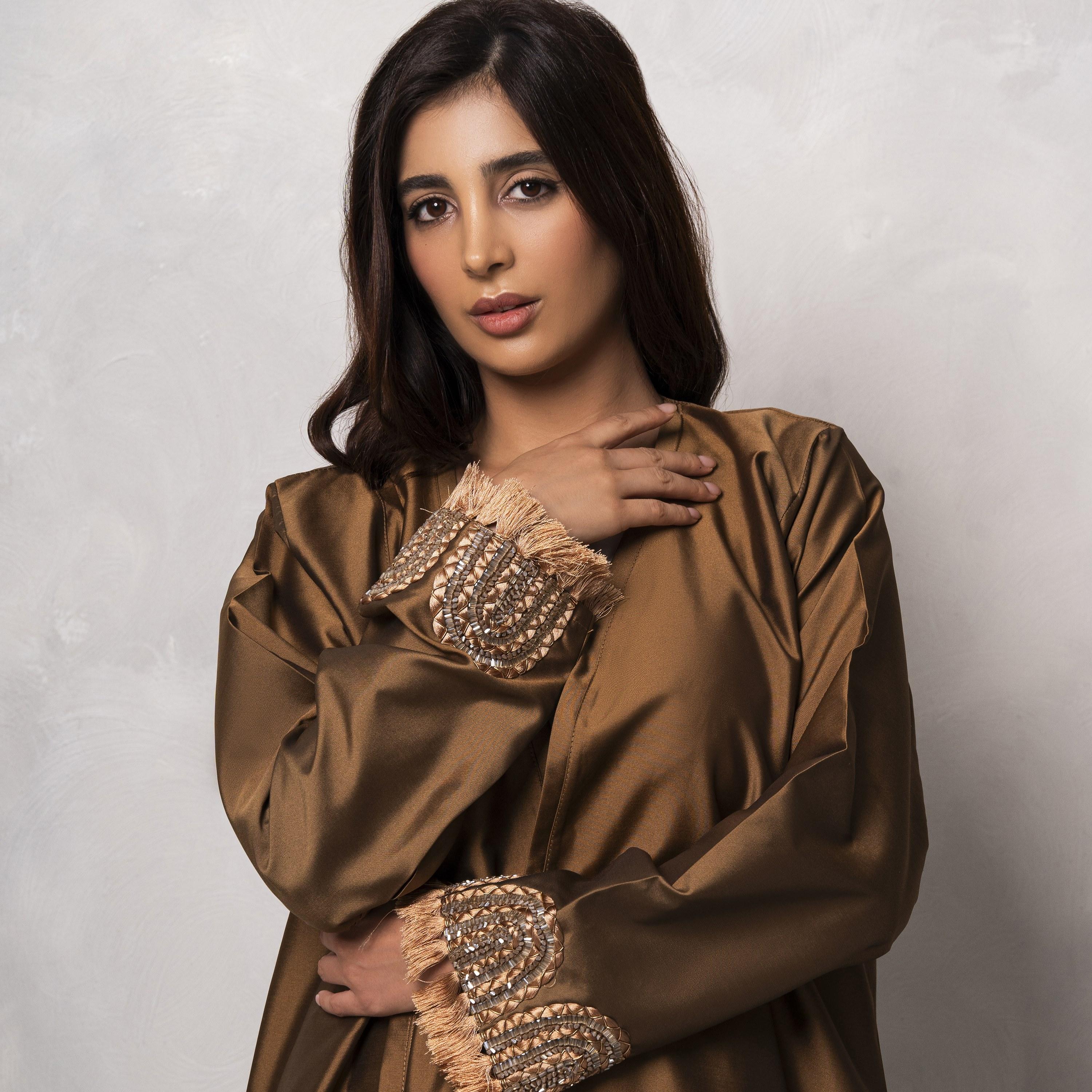 عباية نسائية من الساتان فيكتوريا مصنوعة يدويًا ومزينة باللون البني من مويستريت-women-arabicclothing-abayas-image-2