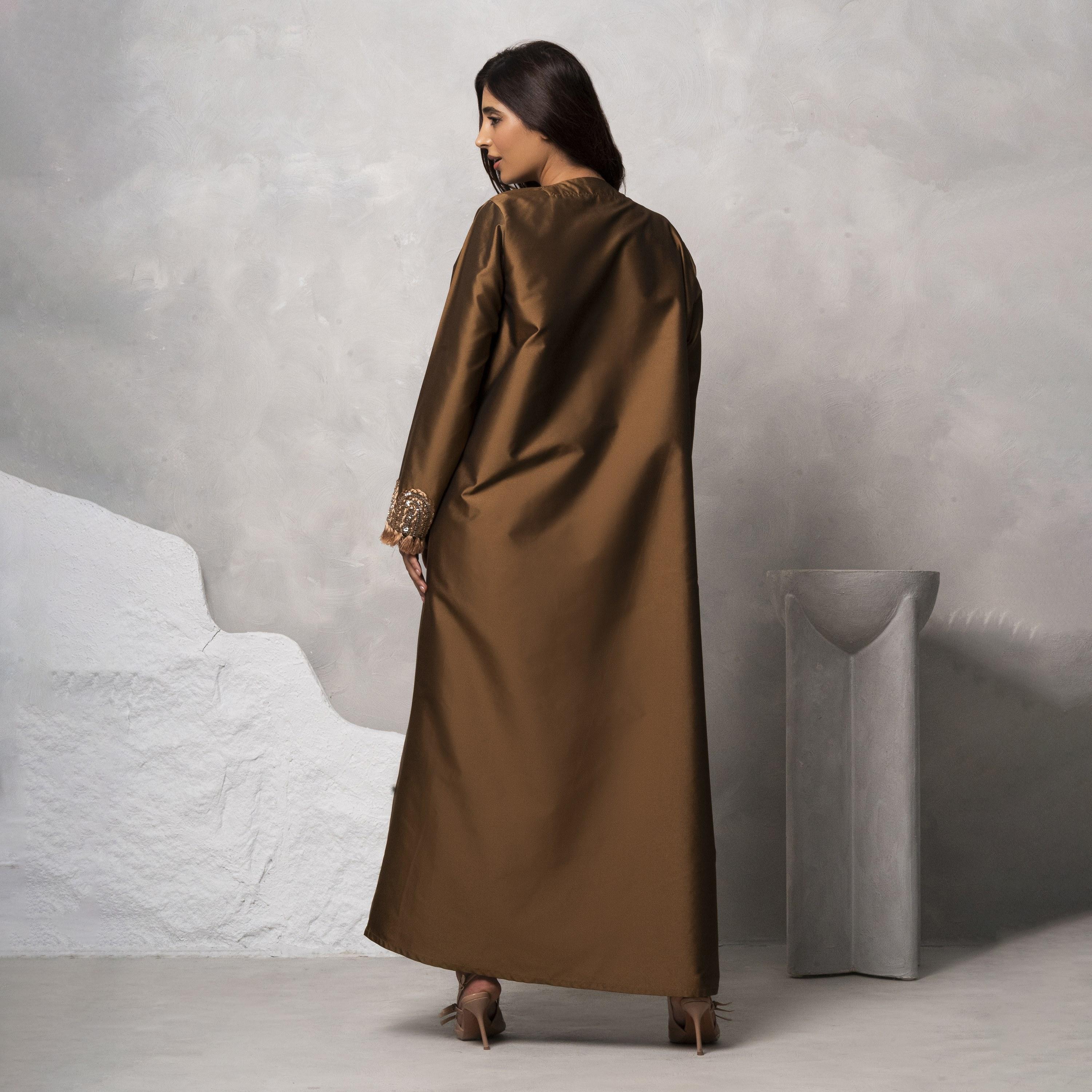 عباية نسائية من الساتان فيكتوريا مصنوعة يدويًا ومزينة باللون البني من مويستريت-women-arabicclothing-abayas-image-3