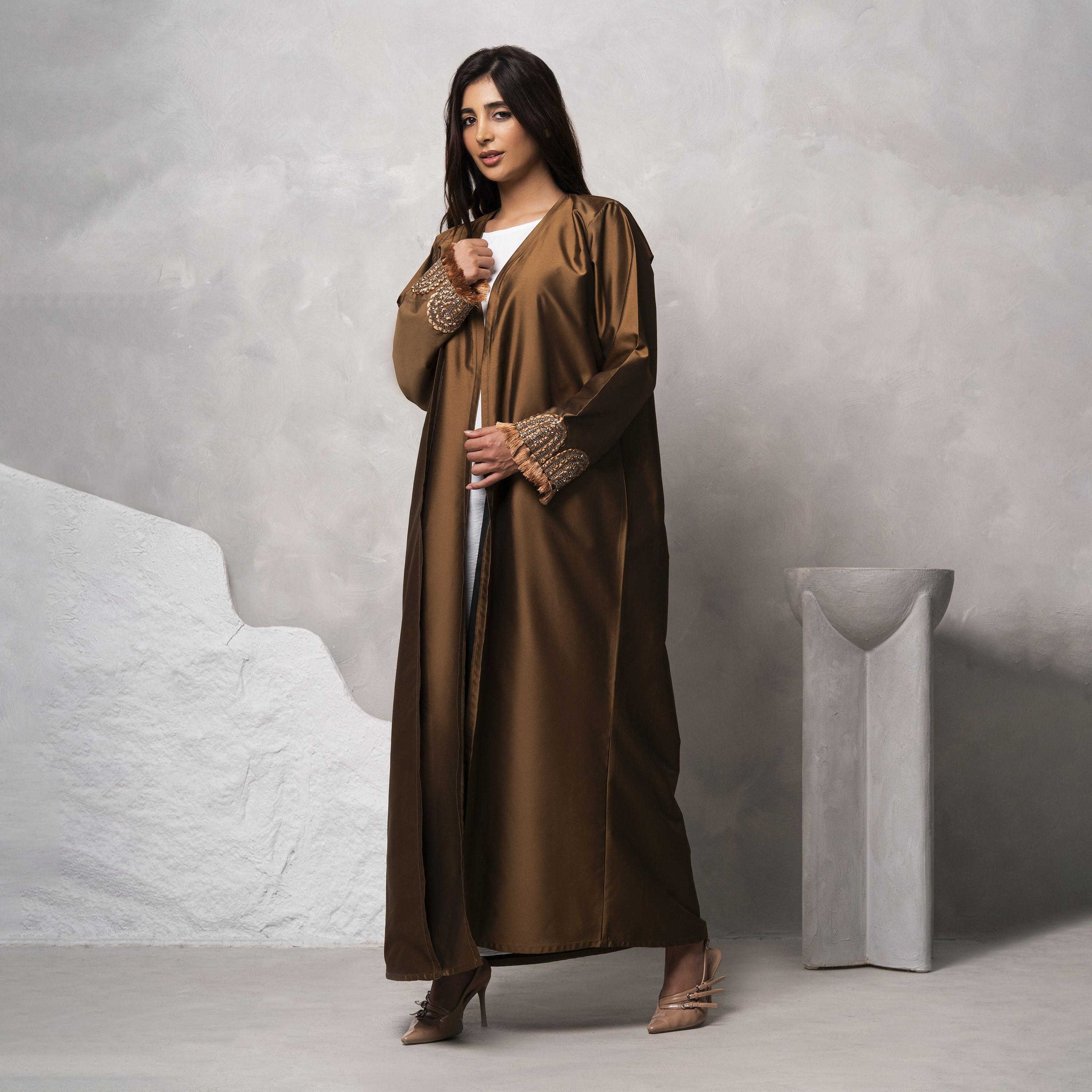 عباية نسائية من الساتان فيكتوريا مصنوعة يدويًا ومزينة باللون البني من مويستريت-women-arabicclothing-abayas-image-4