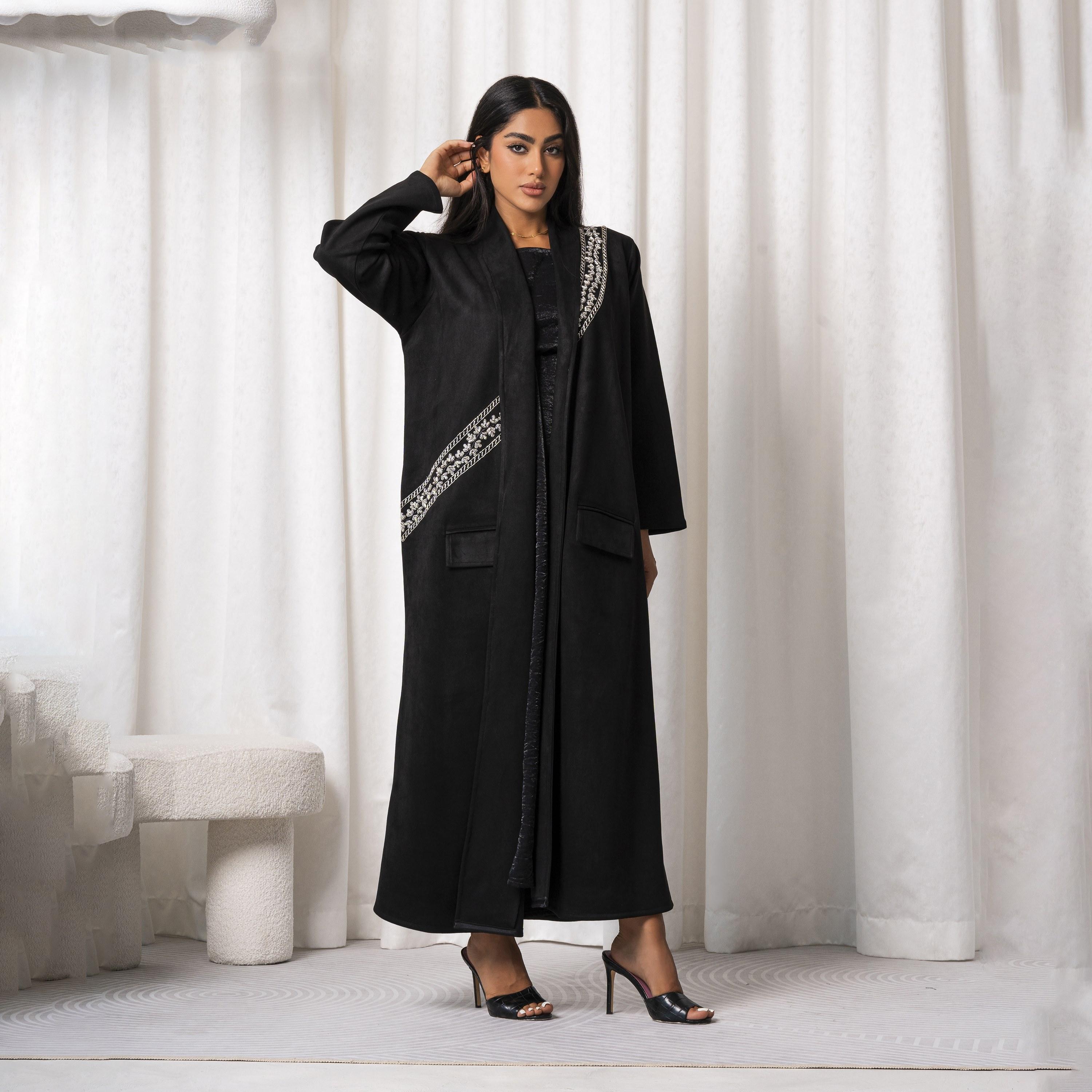 عباية نسائية من شاموا مطرزة يدويًا مع ياقة شال باللون الأسود من مويستريت-women-arabicclothing-abayas-image-1