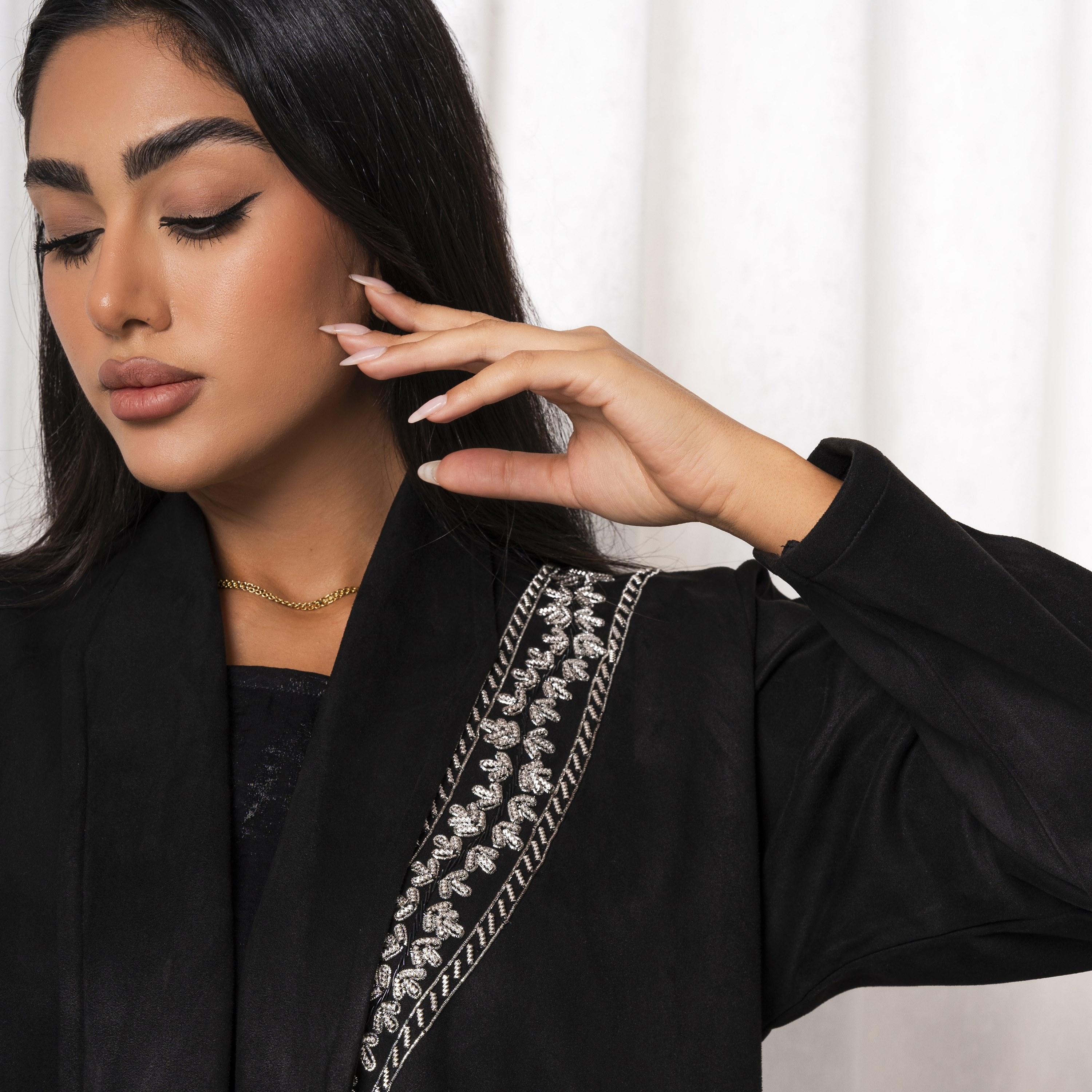 عباية نسائية من شاموا مطرزة يدويًا مع ياقة شال باللون الأسود من مويستريت-women-arabicclothing-abayas-image-2
