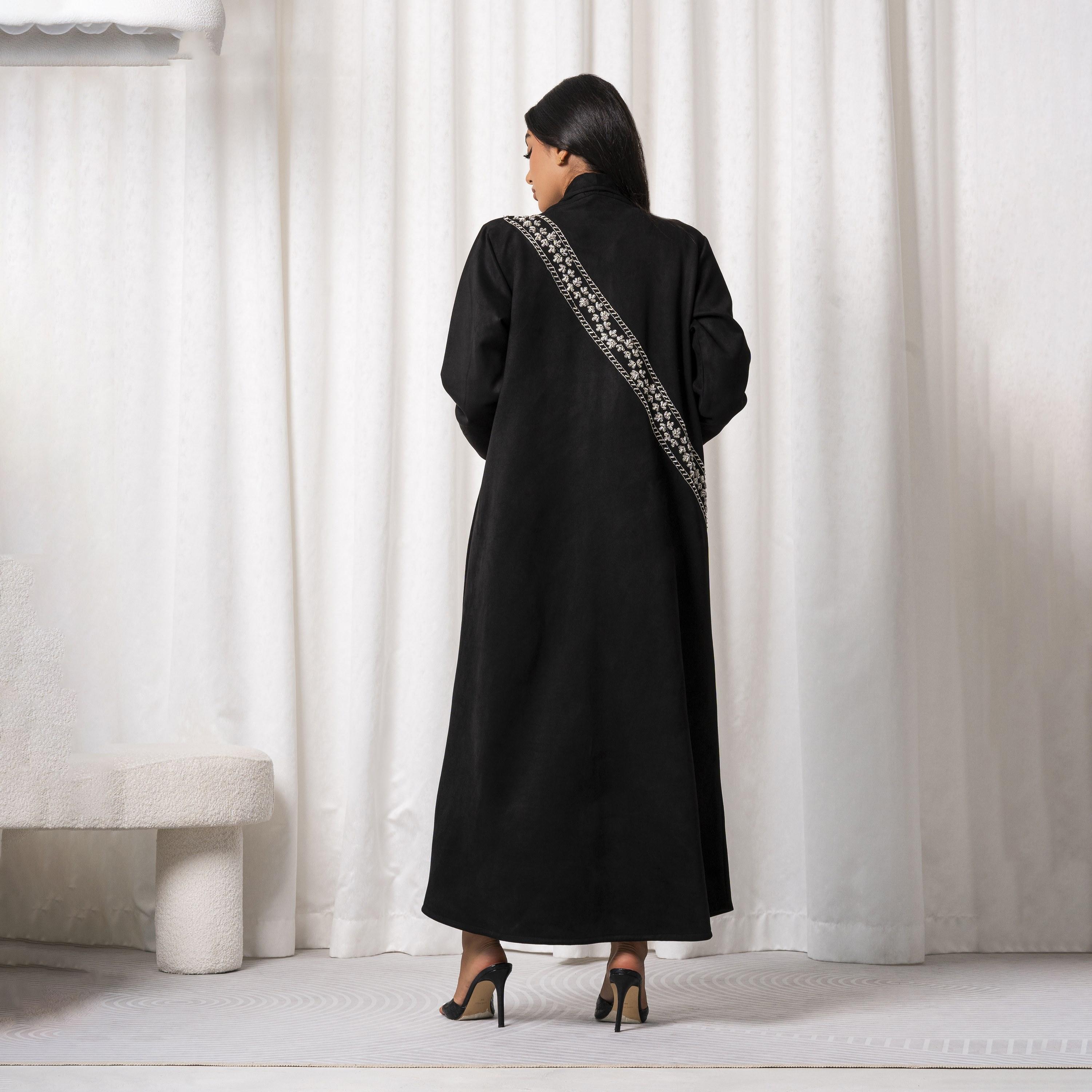 عباية نسائية من شاموا مطرزة يدويًا مع ياقة شال باللون الأسود من مويستريت-women-arabicclothing-abayas-image-4