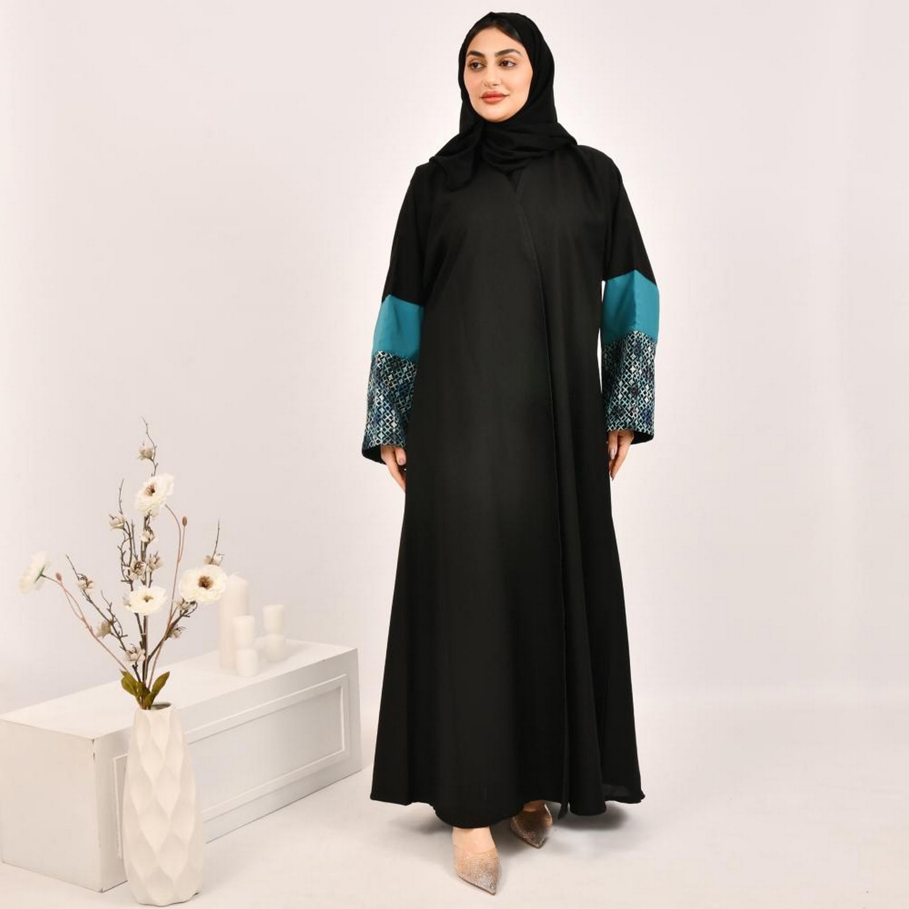 عباية جاكار بأكمام واسعة مطرزة باللون الأسود مع حجاب من بيوند عباية-women-arabicclothing-abayas-image-1