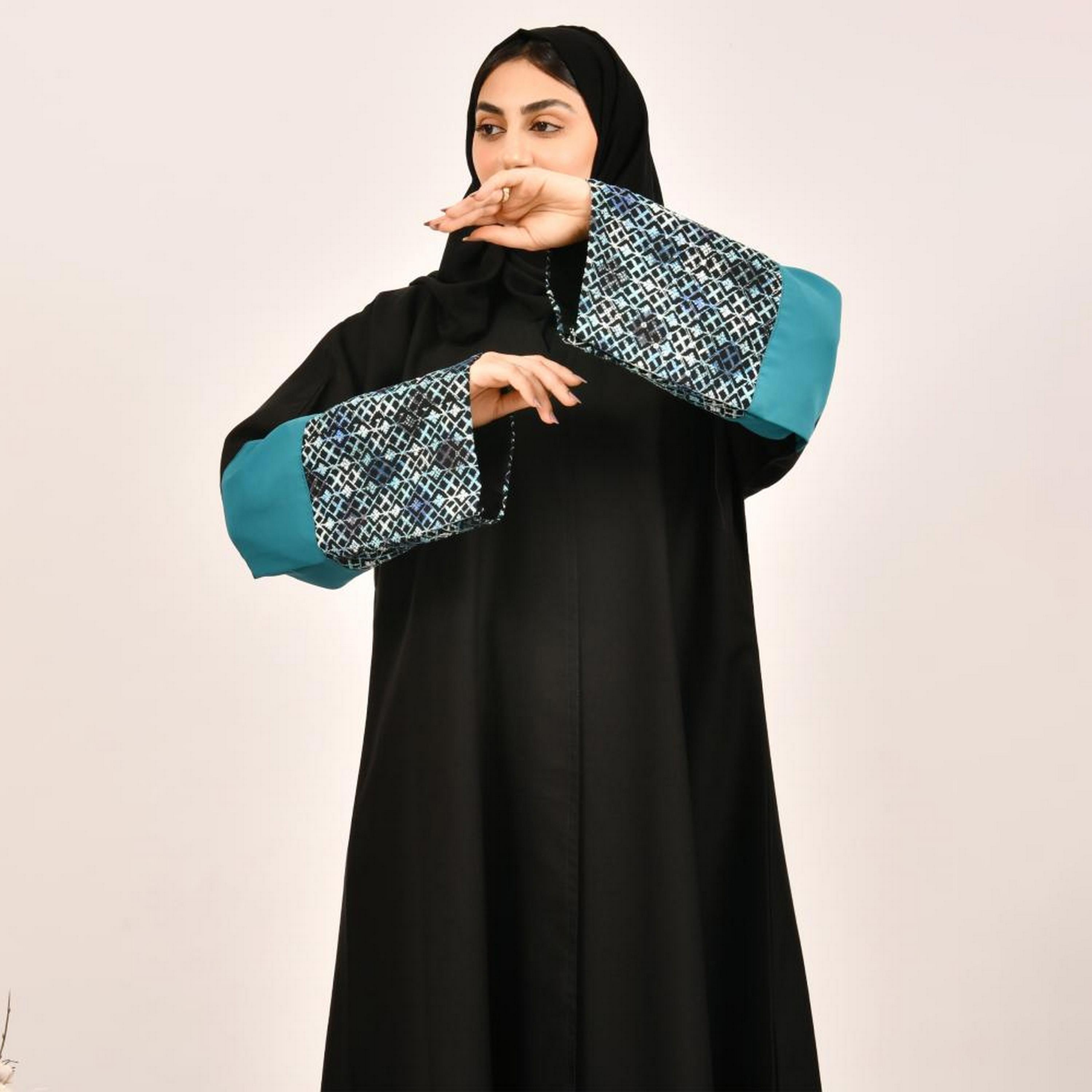 عباية جاكار بأكمام واسعة مطرزة باللون الأسود مع حجاب من بيوند عباية-women-arabicclothing-abayas-image-2
