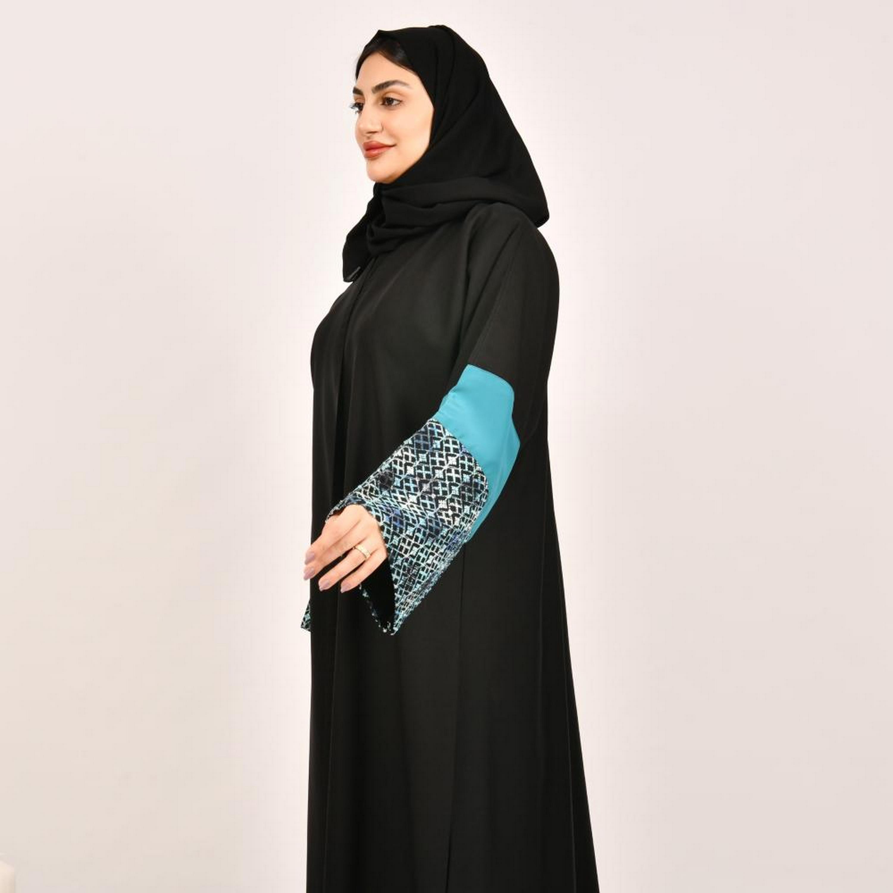 عباية جاكار بأكمام واسعة مطرزة باللون الأسود مع حجاب من بيوند عباية-women-arabicclothing-abayas-image-3