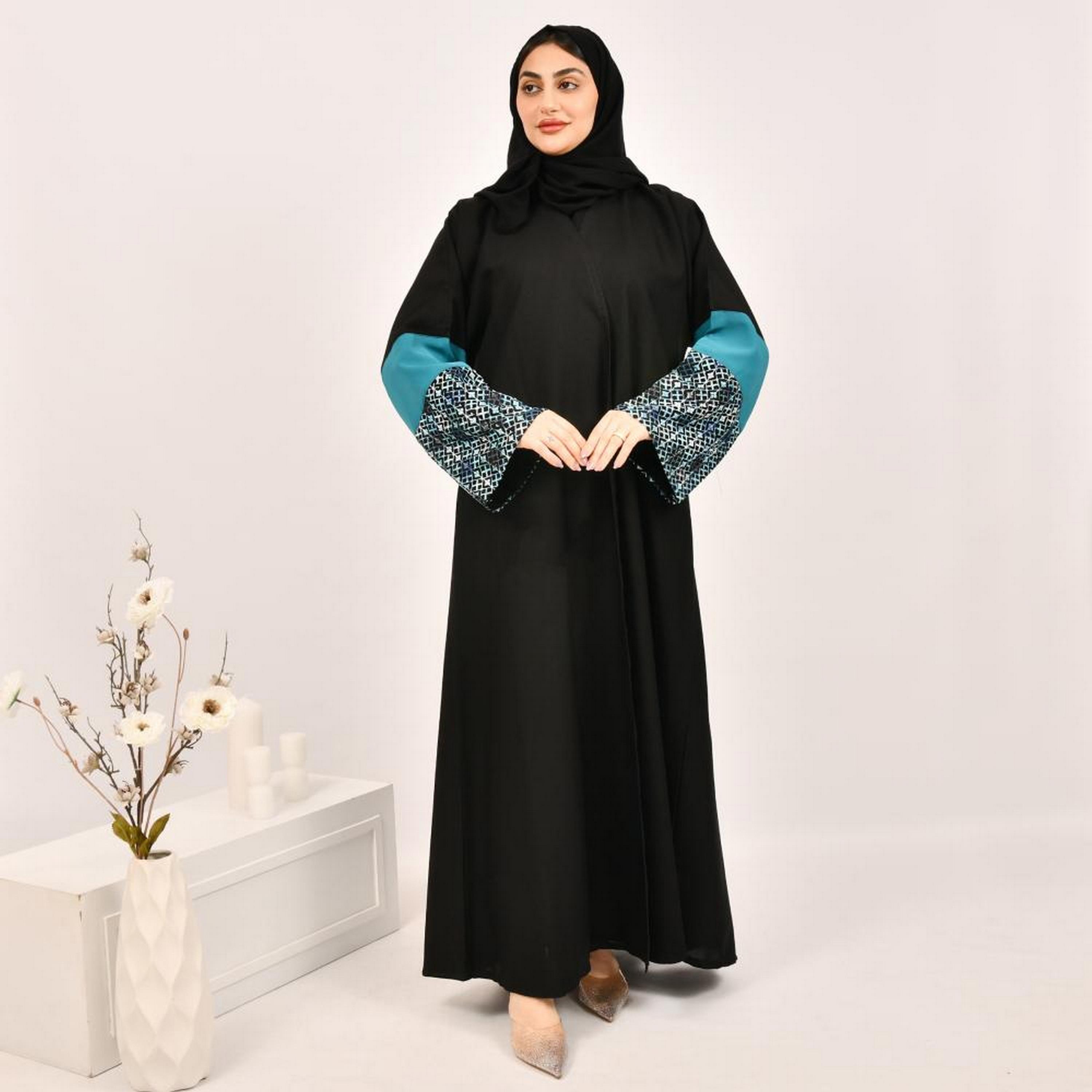 عباية جاكار بأكمام واسعة مطرزة باللون الأسود مع حجاب من بيوند عباية-women-arabicclothing-abayas-image-4
