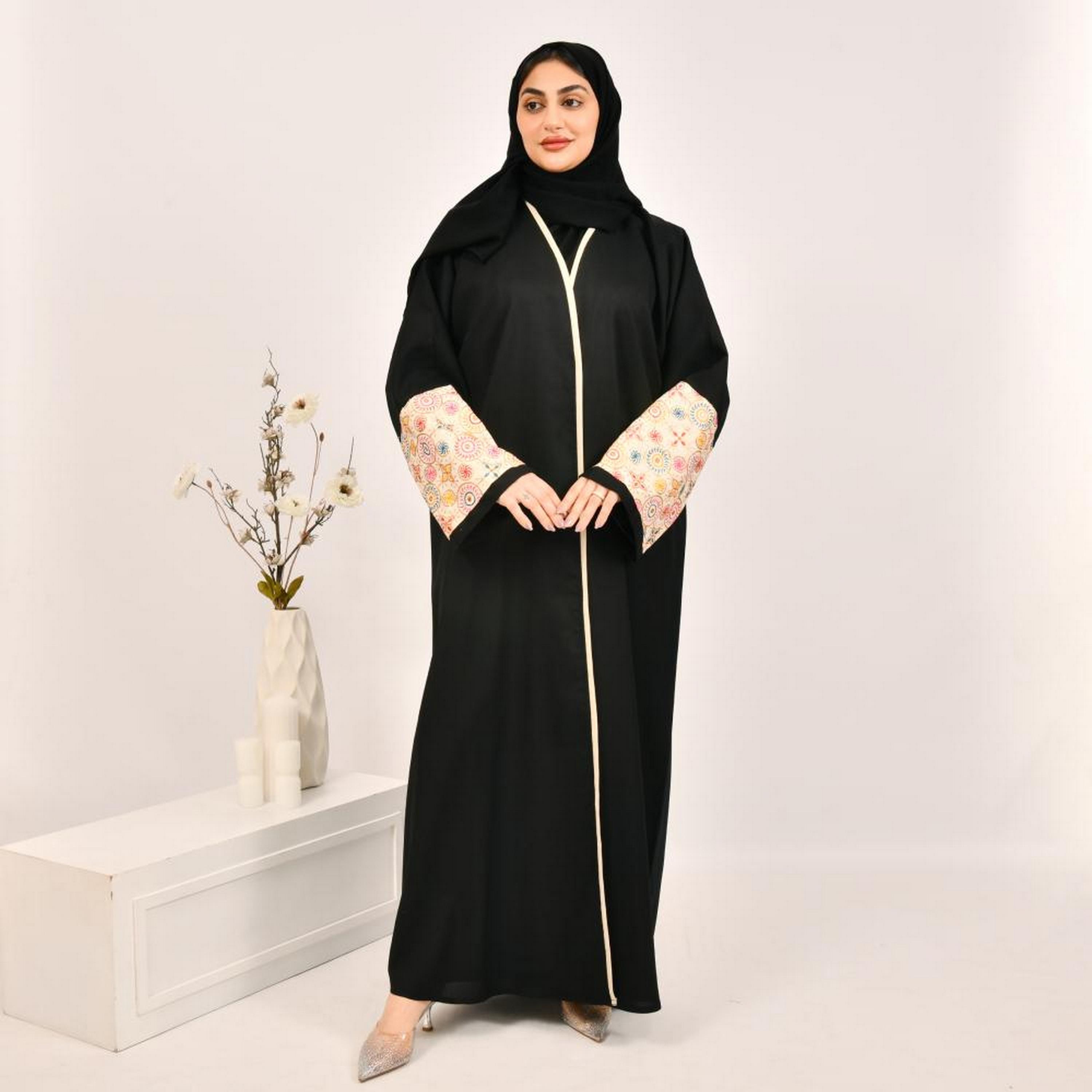 عباية جاكار مزخرفة بأكمام مطرزة وملونة باللون الأسود مع حجاب من بيوند عباية-women-arabicclothing-abayas-image-1