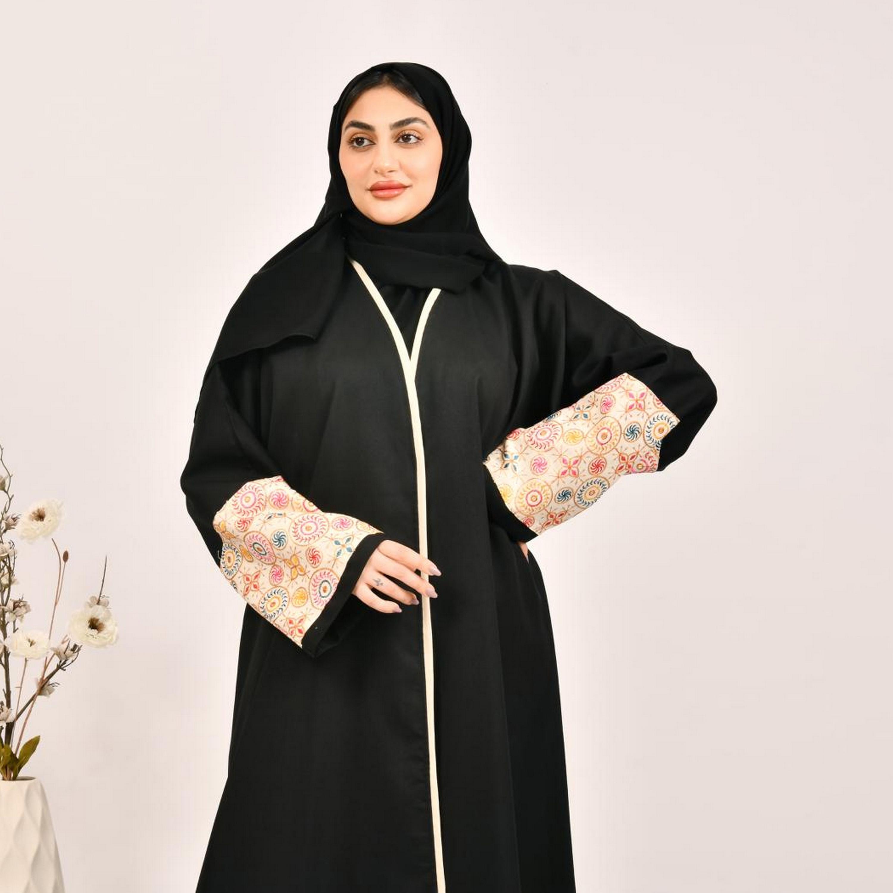 عباية جاكار مزخرفة بأكمام مطرزة وملونة باللون الأسود مع حجاب من بيوند عباية-women-arabicclothing-abayas-image-2