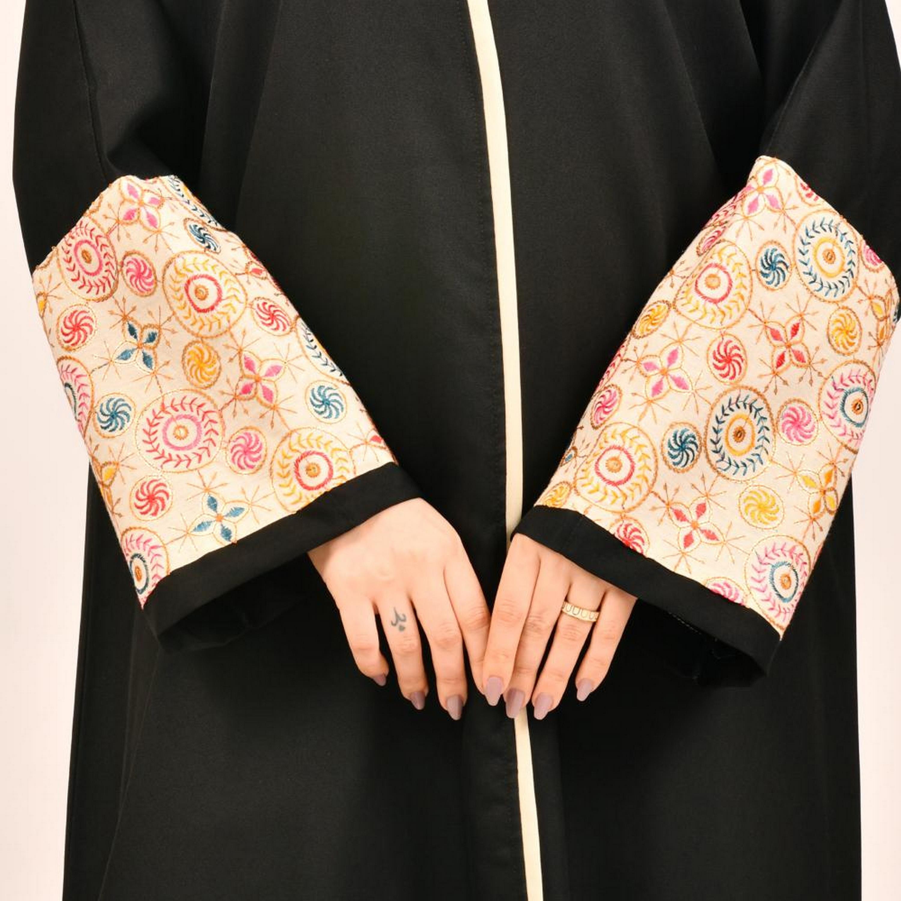 عباية جاكار مزخرفة بأكمام مطرزة وملونة باللون الأسود مع حجاب من بيوند عباية-women-arabicclothing-abayas-image-3