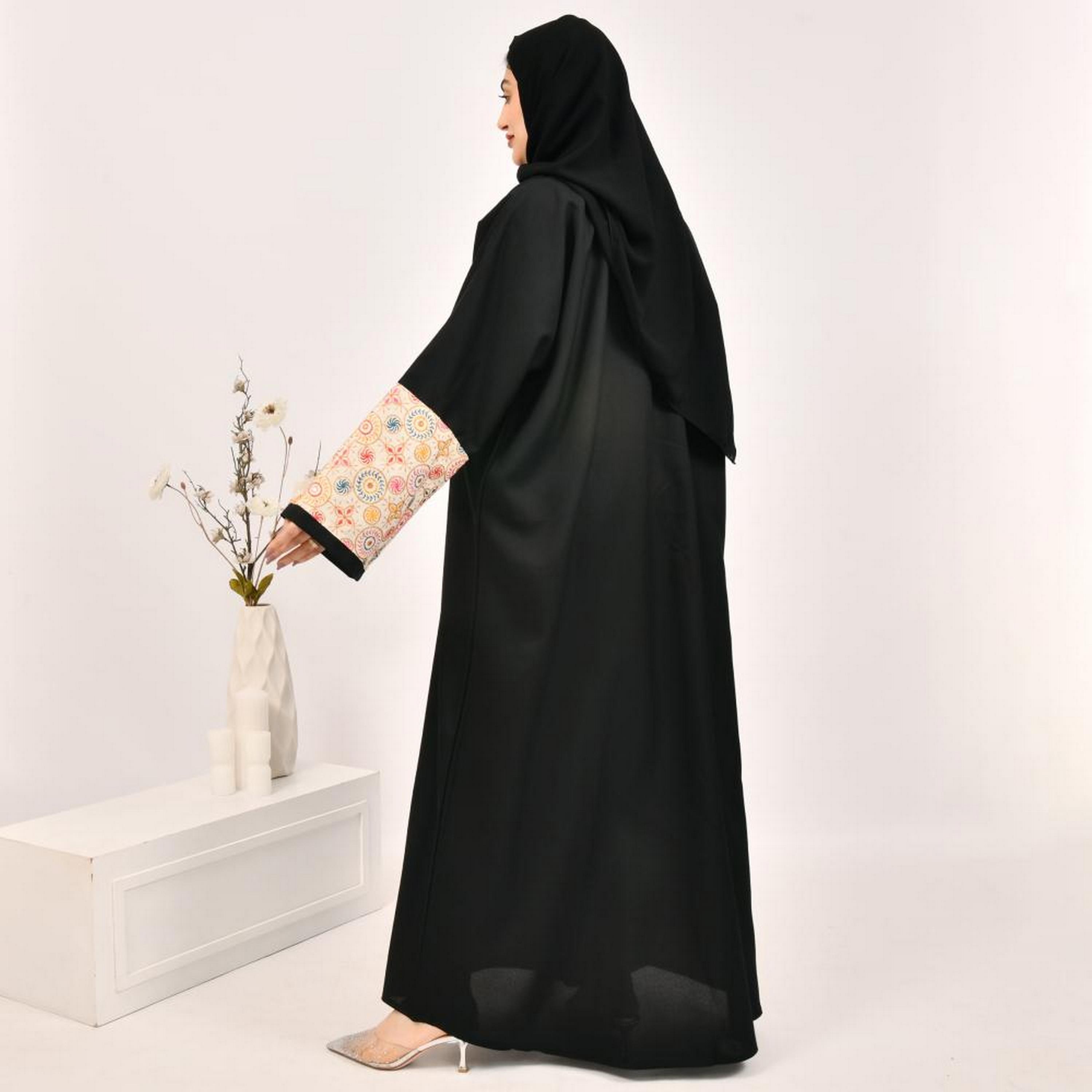 عباية جاكار مزخرفة بأكمام مطرزة وملونة باللون الأسود مع حجاب من بيوند عباية-women-arabicclothing-abayas-image-4