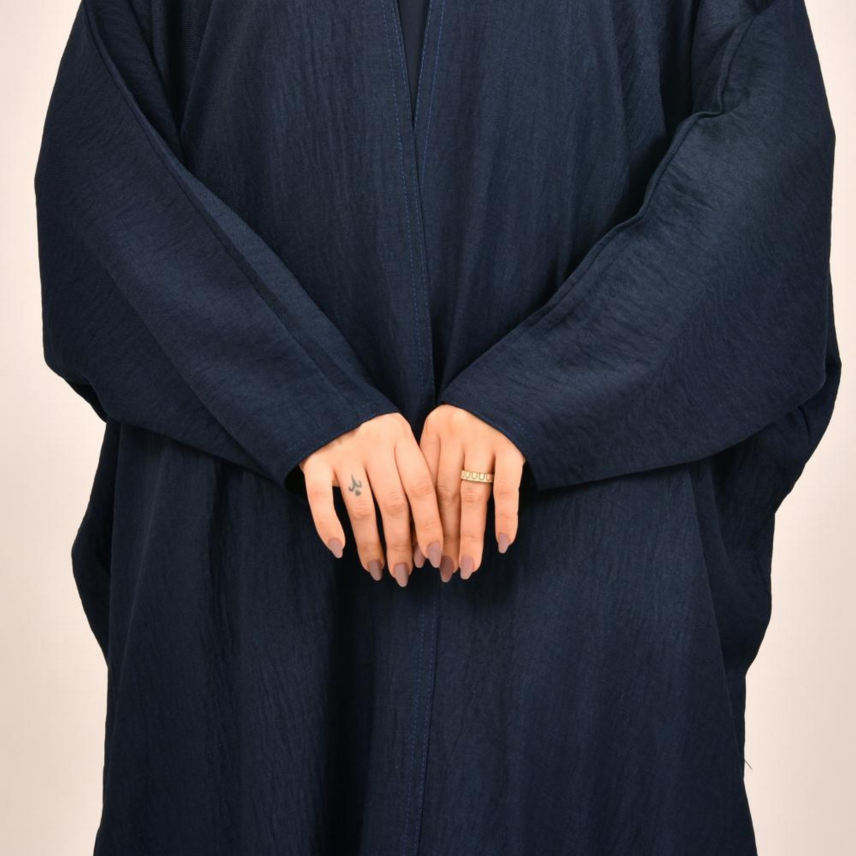 عباية بيشت من الكتان المزخرف بالأزرق الداكن مع حجاب من بيوند عباية-women-arabicclothing-abayas-image-3