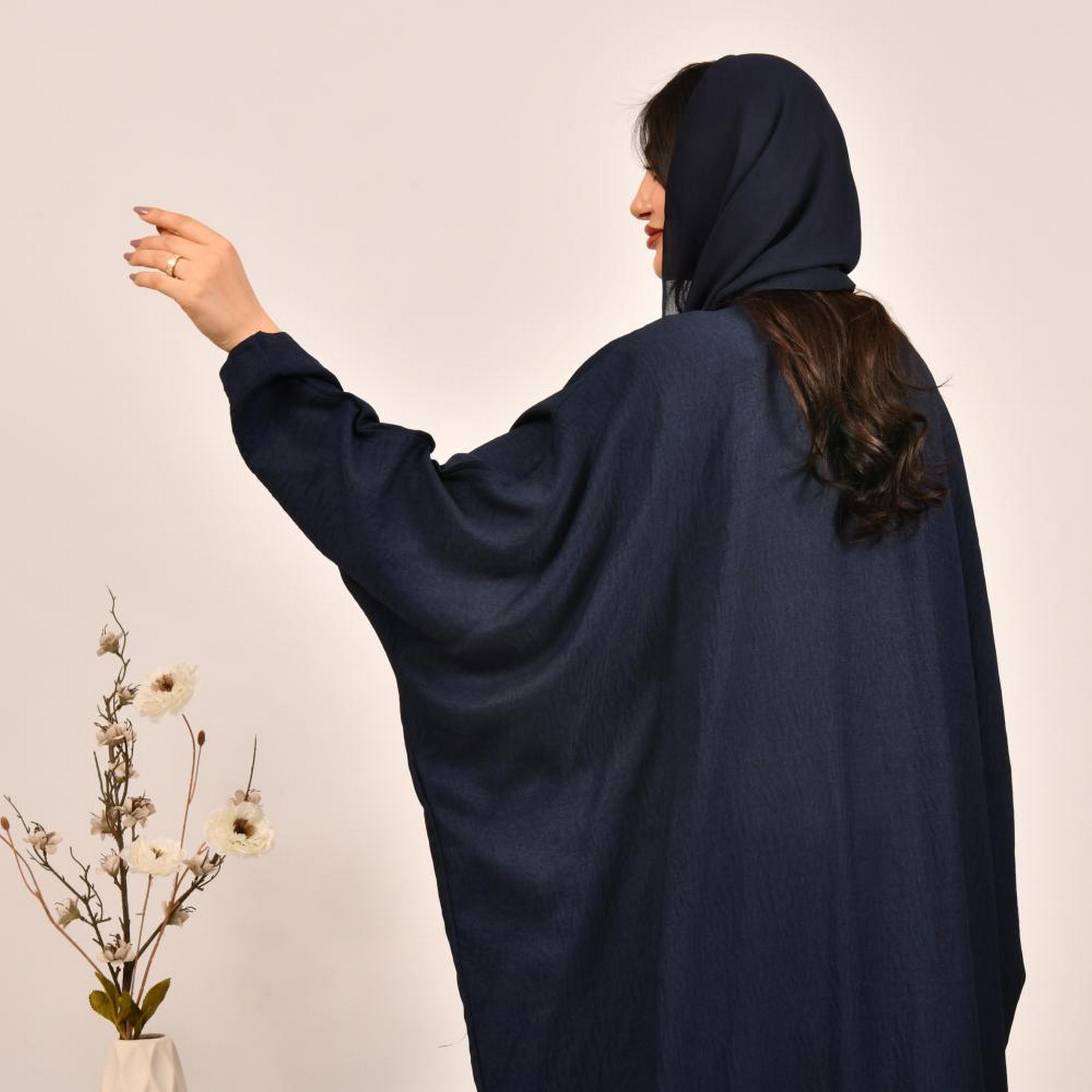 عباية بيشت من الكتان المزخرف بالأزرق الداكن مع حجاب من بيوند عباية-women-arabicclothing-abayas-image-5