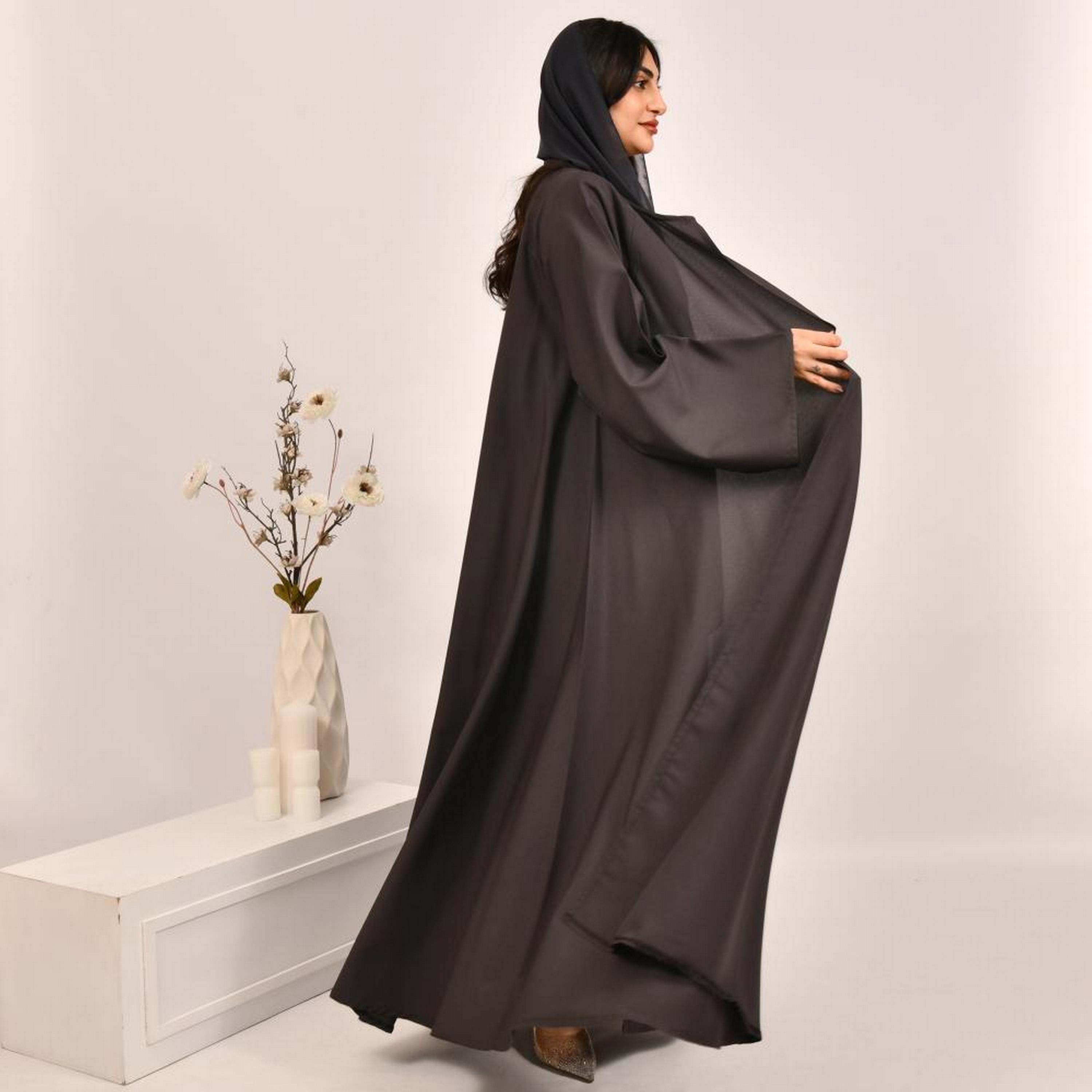 عباية كلوش من الكتان البني ذات الأكمام الواسعة مع حجاب من بيوند عباية-women-arabicclothing-abayas-image-5