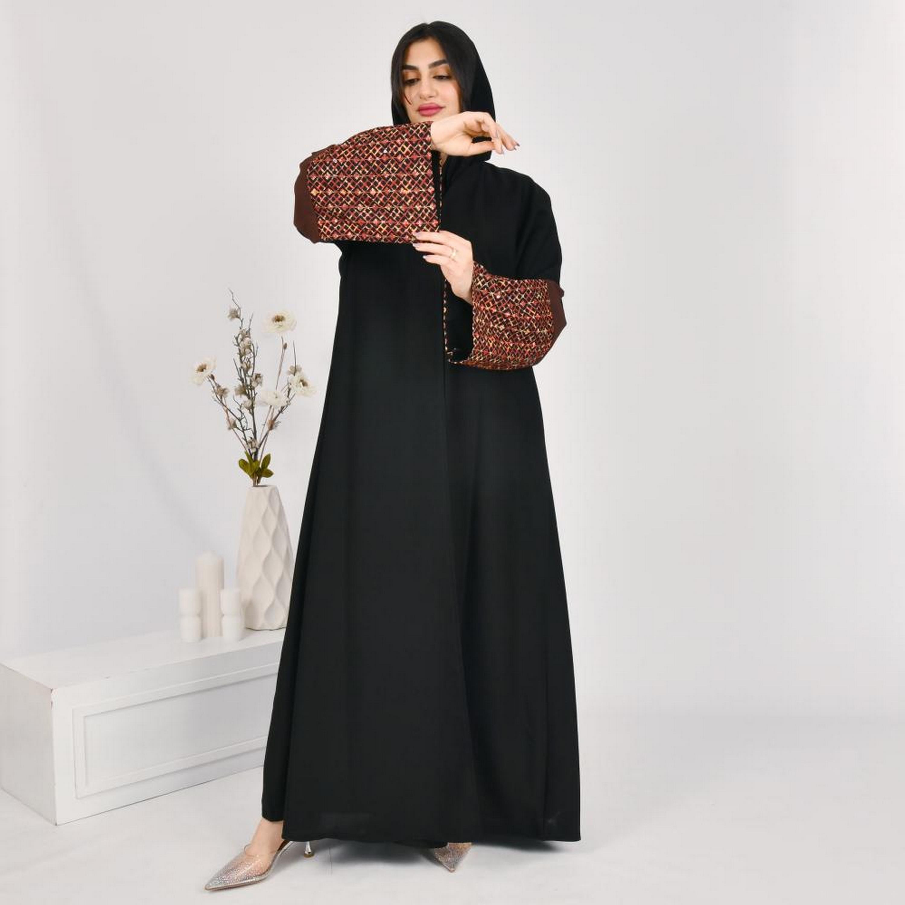 عباية بأكمام واسعة مطرزة من الكتان الأسود مع حجاب من بيوند عباية-women-arabicclothing-abayas-image-1