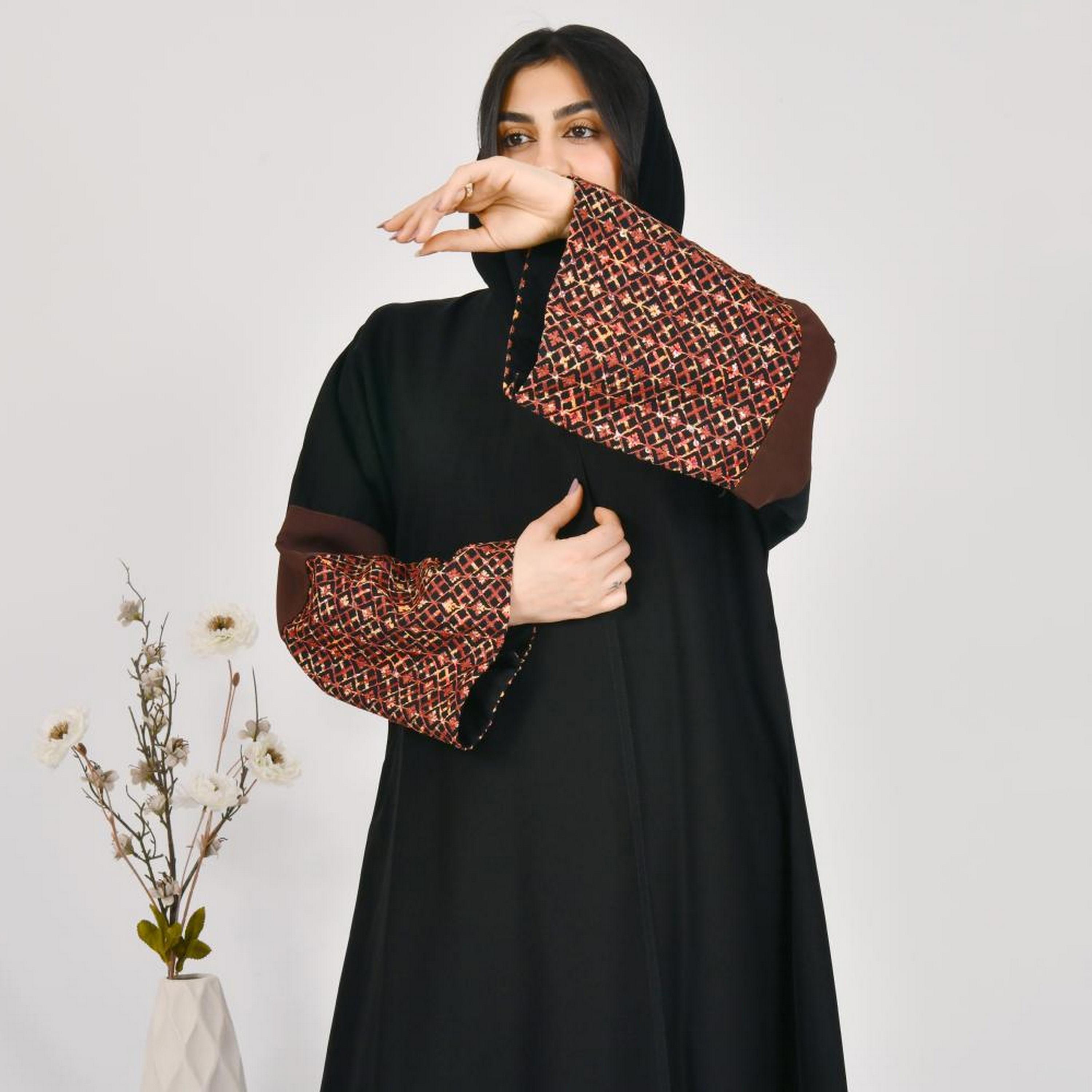 عباية بأكمام واسعة مطرزة من الكتان الأسود مع حجاب من بيوند عباية-women-arabicclothing-abayas-image-2