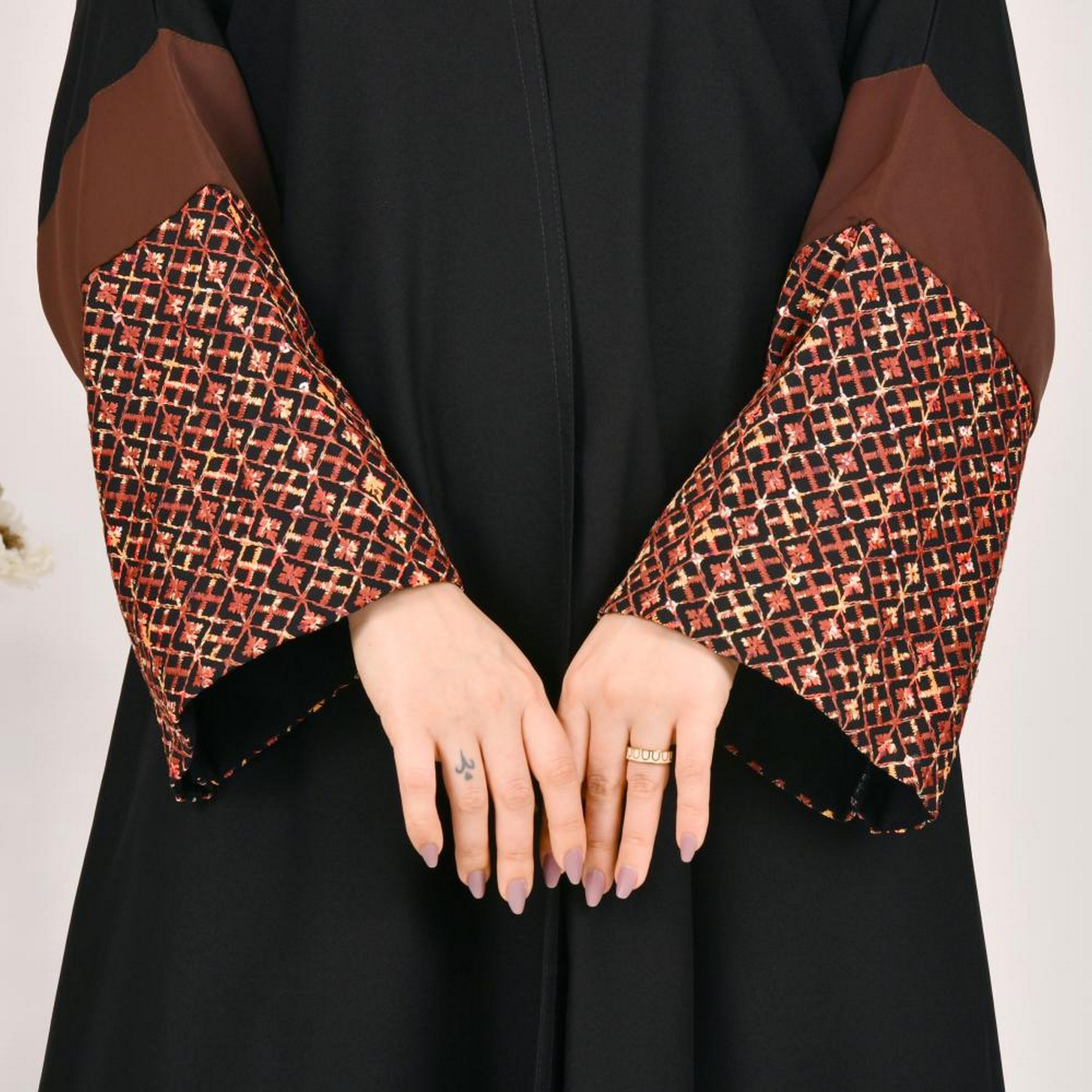 عباية بأكمام واسعة مطرزة من الكتان الأسود مع حجاب من بيوند عباية-women-arabicclothing-abayas-image-3