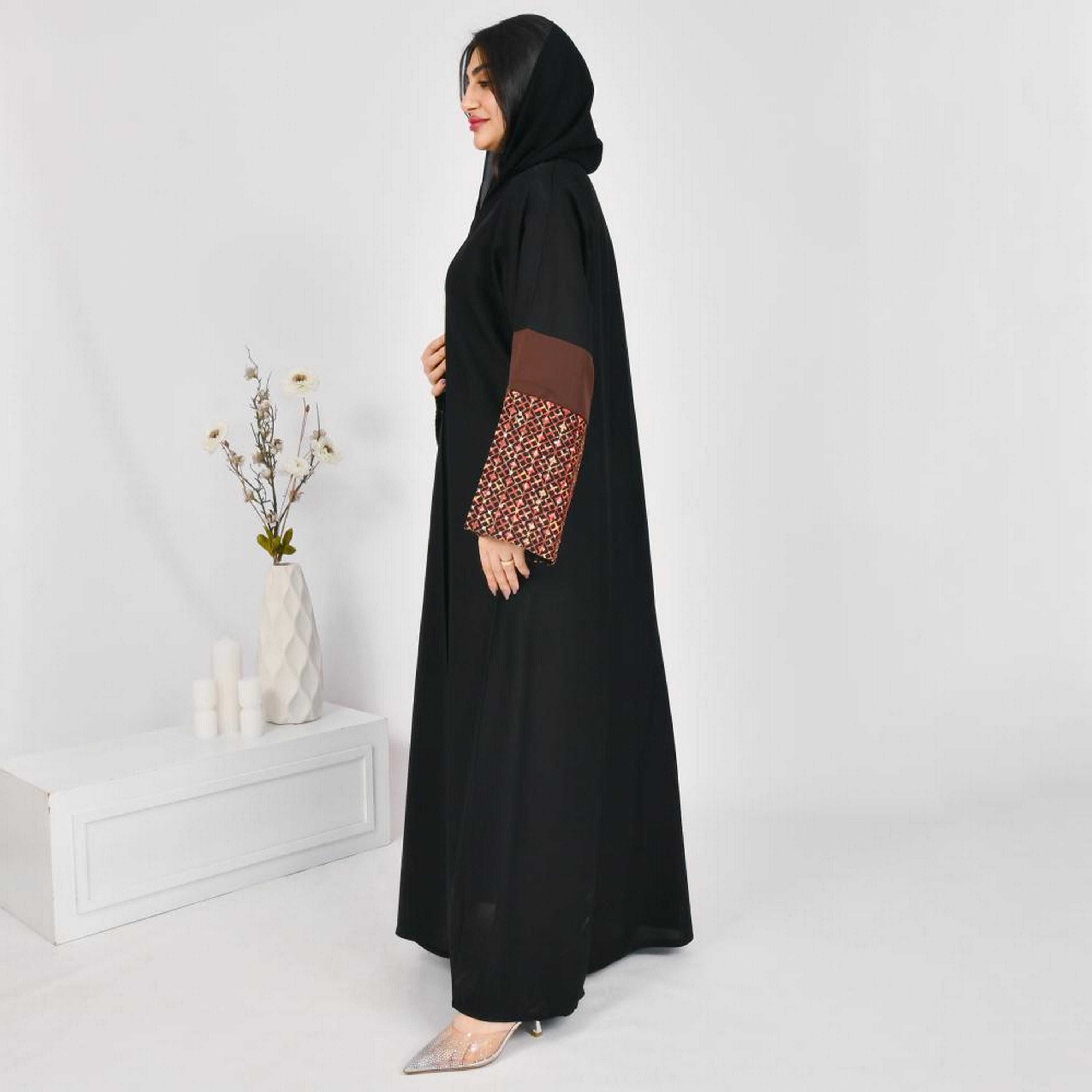 عباية بأكمام واسعة مطرزة من الكتان الأسود مع حجاب من بيوند عباية-women-arabicclothing-abayas-image-4