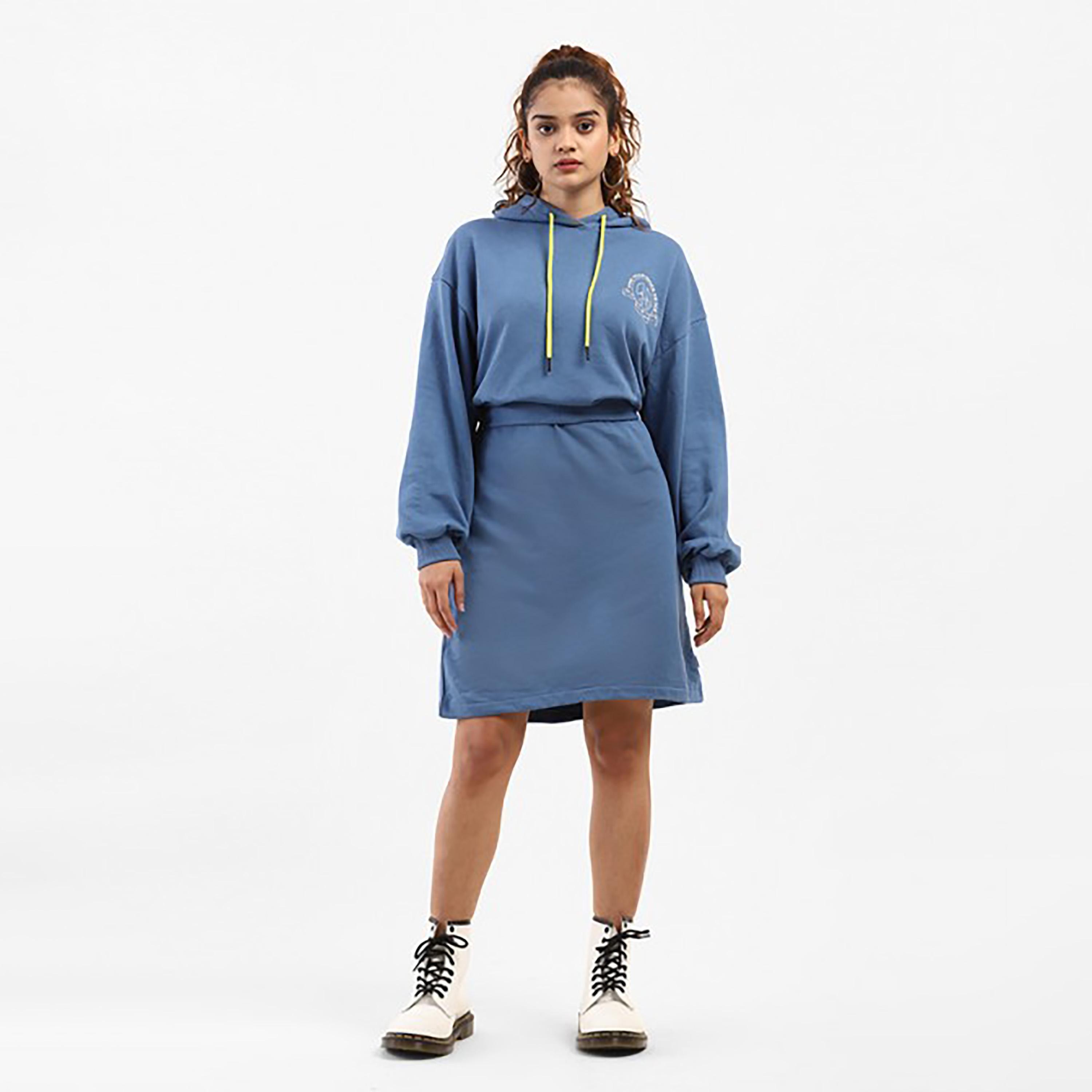 فستان سادة بطول الركبة وحزام ورقبة بغطاء للرأس من ليفايز-women-clothing-dresses-image-1
