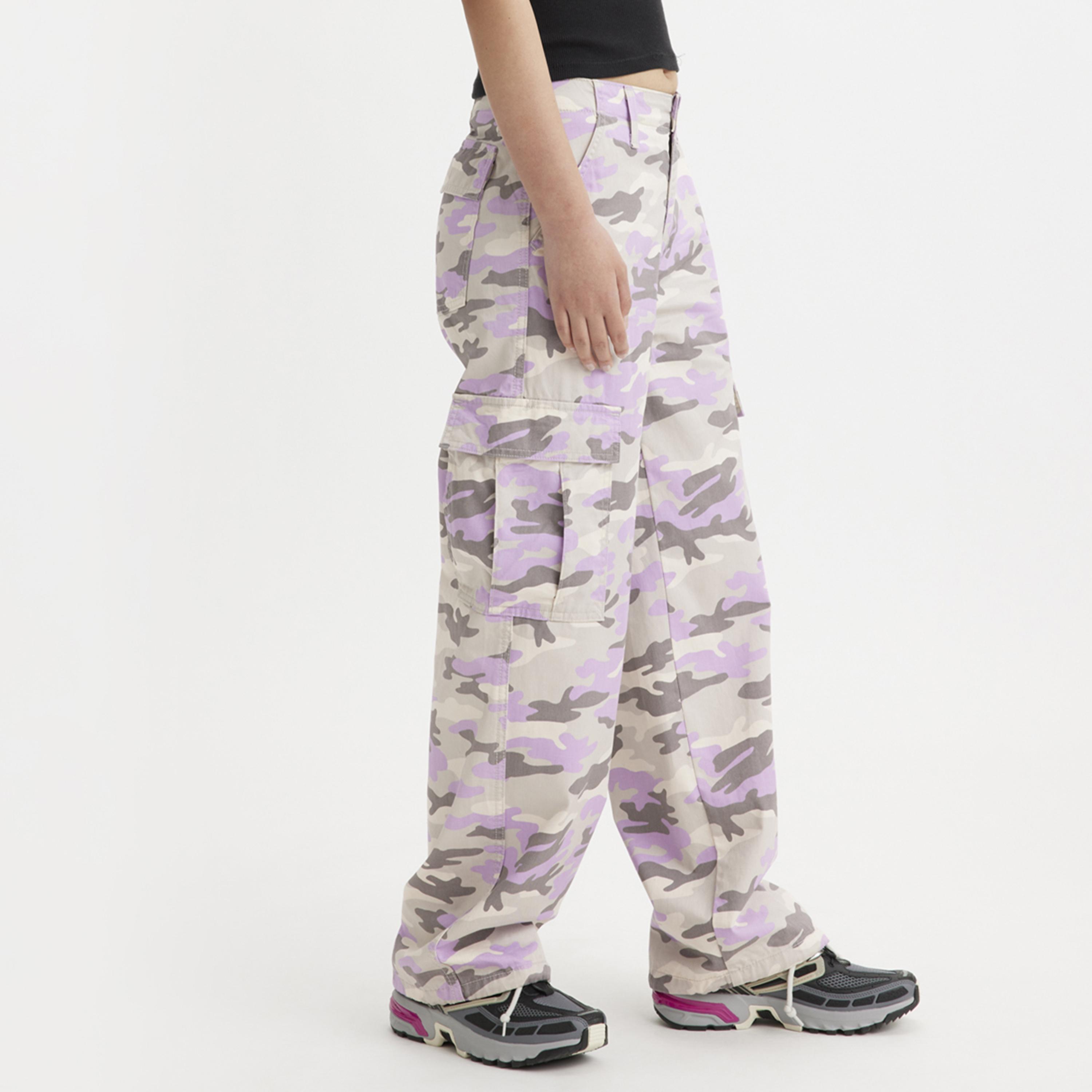 حمولة متوسطة الارتفاع مموهة مع زر للإغلاق من ليفايز-women-clothing-bottoms-trousers-image-1