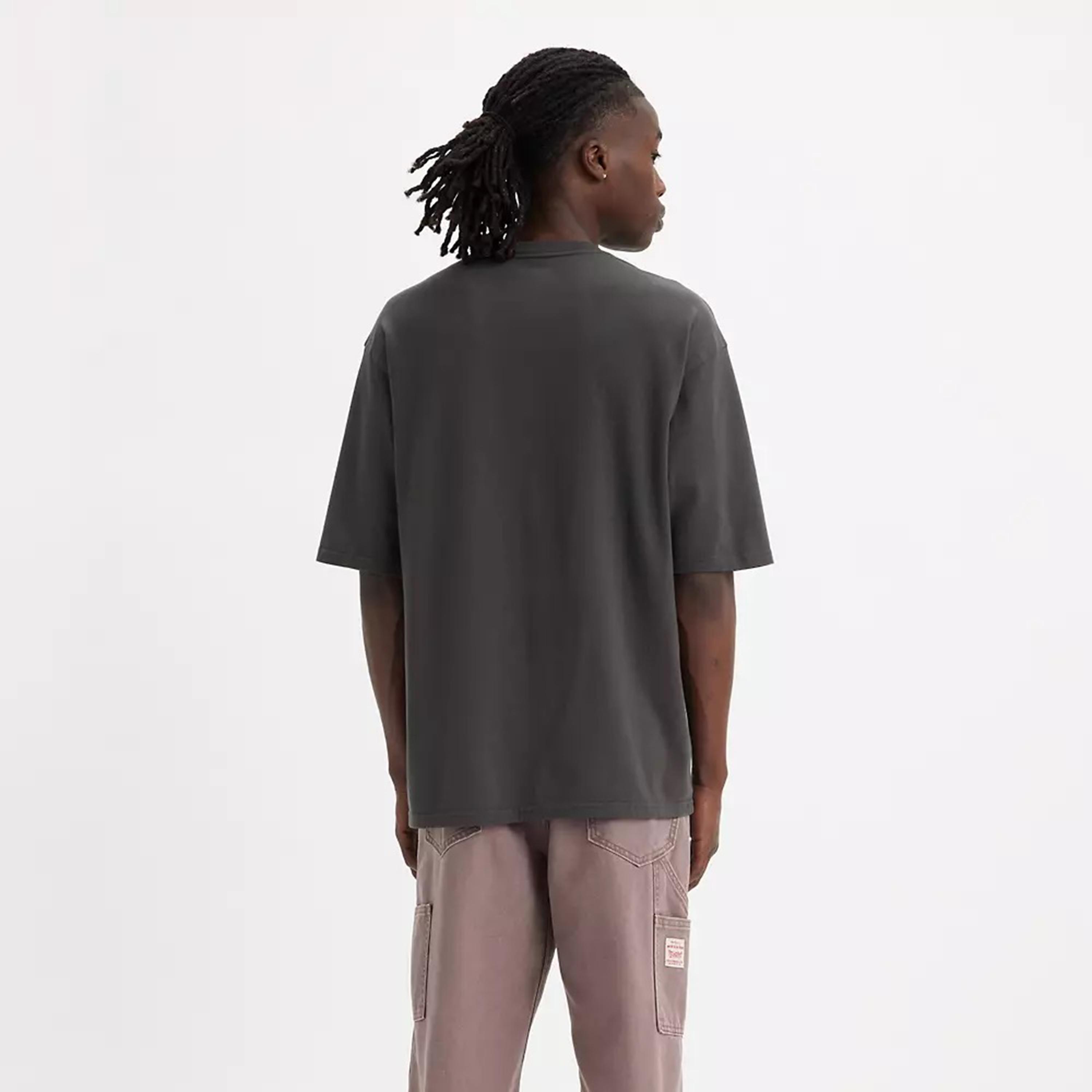 ليفايز- تي شيرت رجالي برسومات جرافيكية وأكمام قصيرة ورقبة دائرية-men-clothing-shirts-image-2