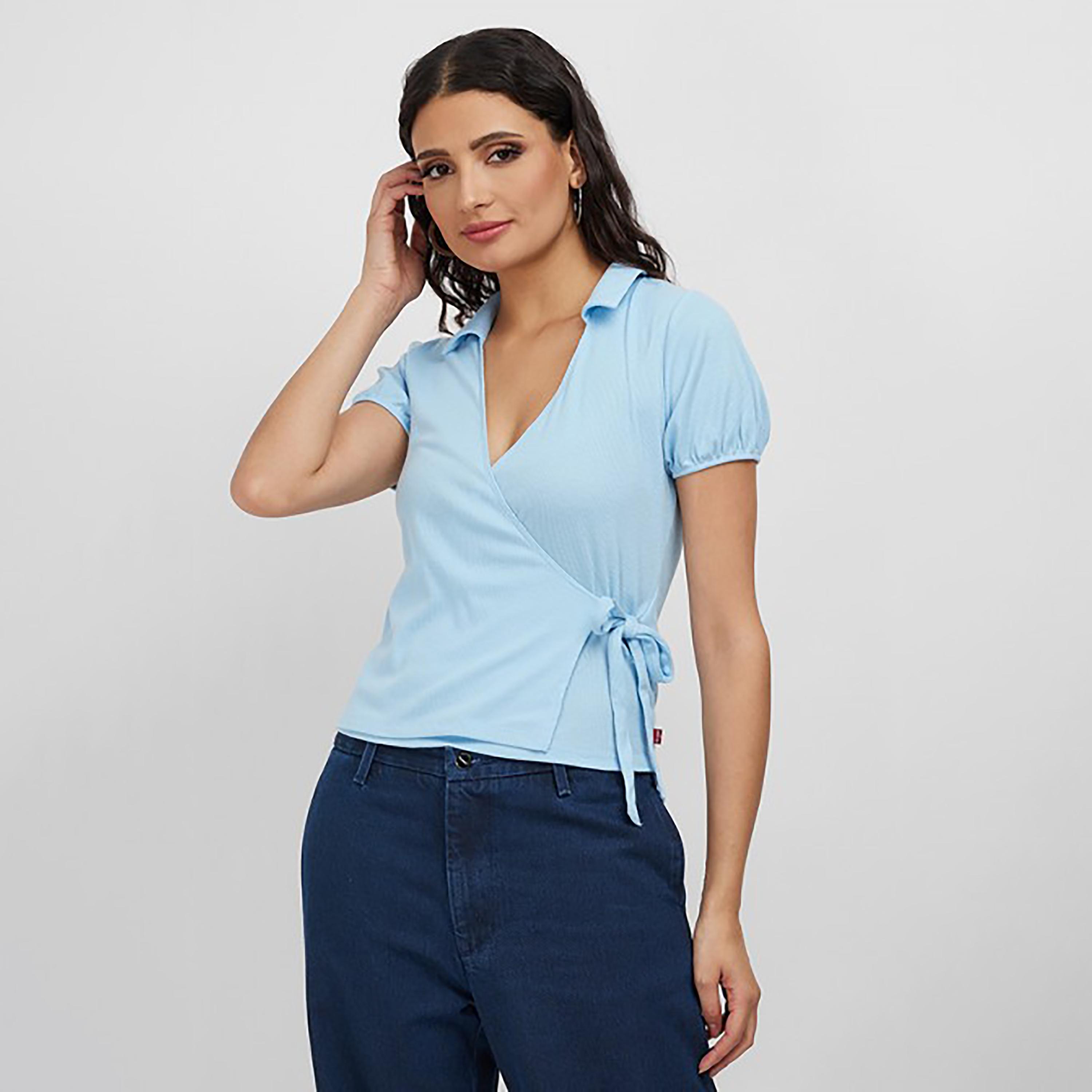 بلوزة ملفوفة بأكمام قصيرة ذو ياقة سادة من ليفايز-women-clothing-shirtsandblouses-blouses-image-1