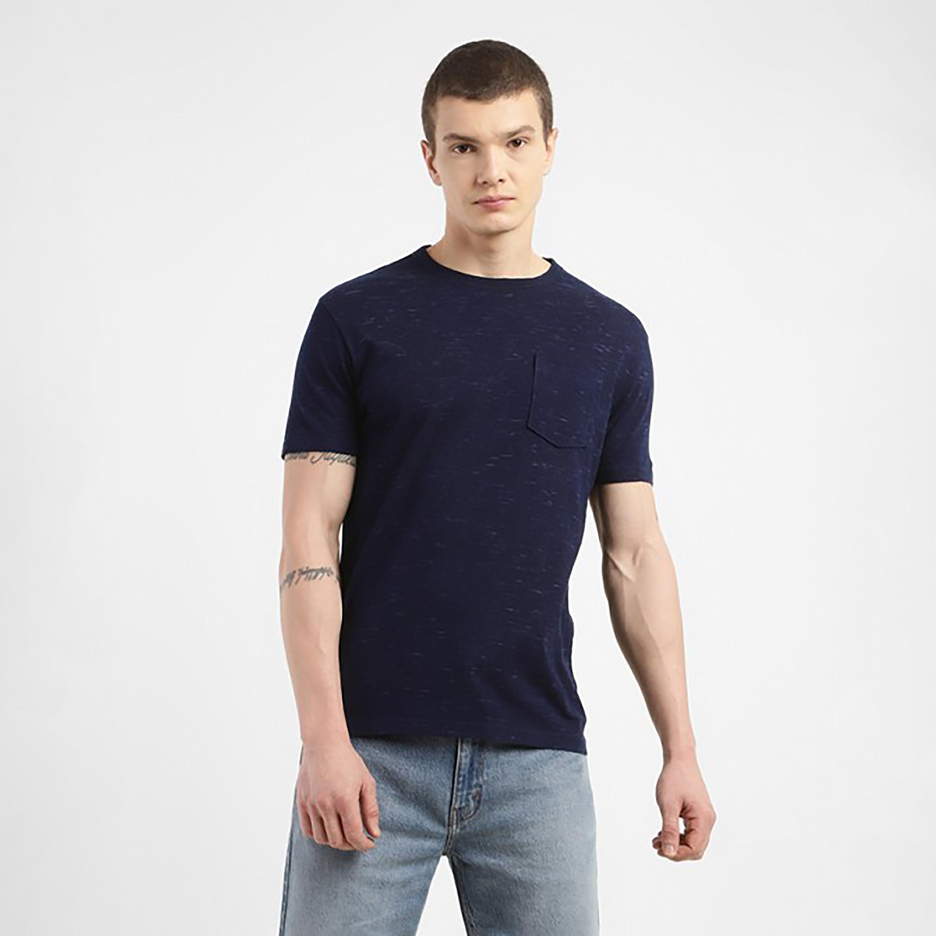 تيشيرت ليفايز ذو تصميم ذاتي بياقة مستديرة وأكمام قصيرة مع رقعة جيب-men-clothing-tshirtsandpolos-tshirts-image-1