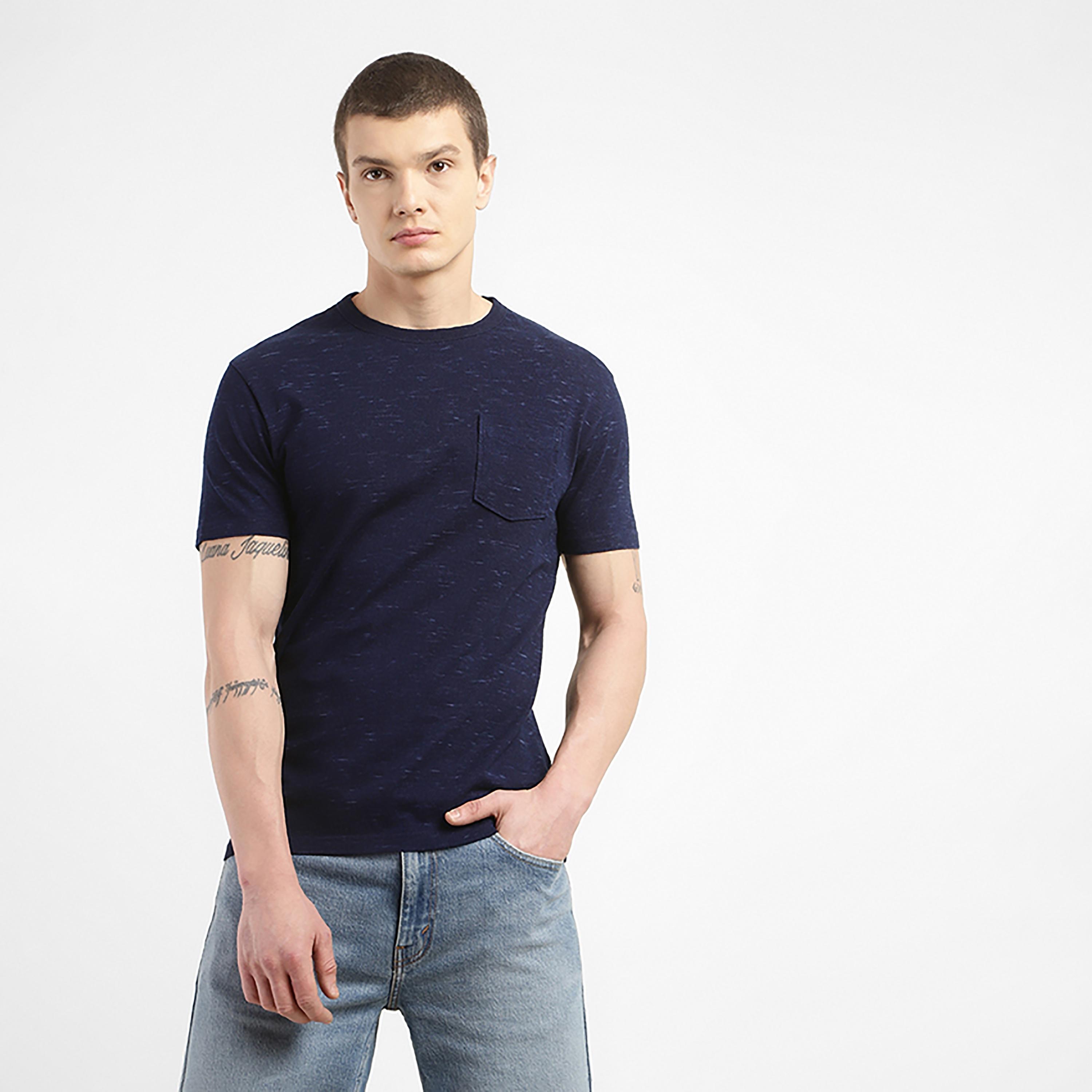 تيشيرت ليفايز ذو تصميم ذاتي بياقة مستديرة وأكمام قصيرة مع رقعة جيب-men-clothing-tshirtsandpolos-tshirts-image-2