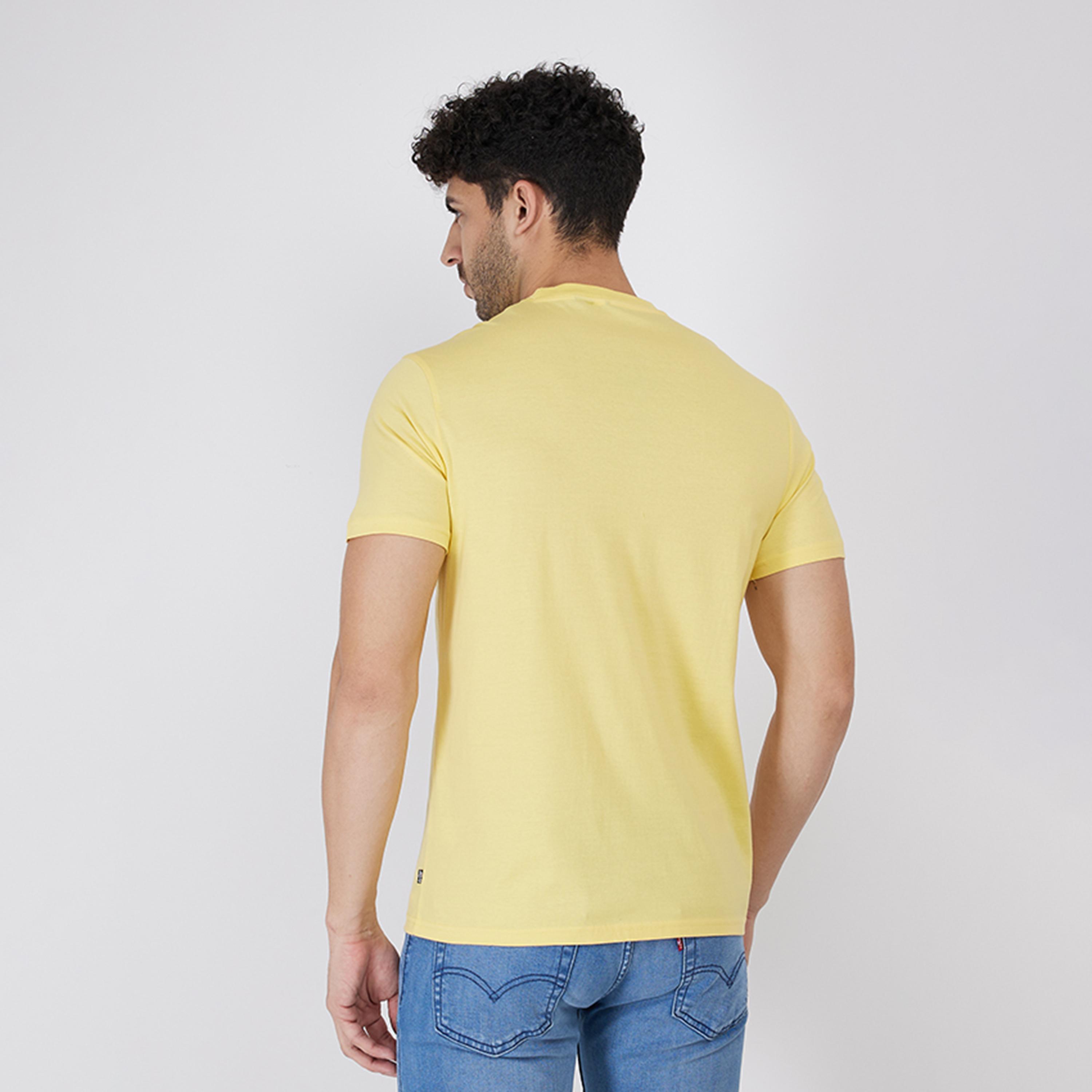 ليفايز- تي شيرت رجالي برسومات جرافيكية وأكمام قصيرة ورقبة دائرية-men-clothing-shirts-image-2