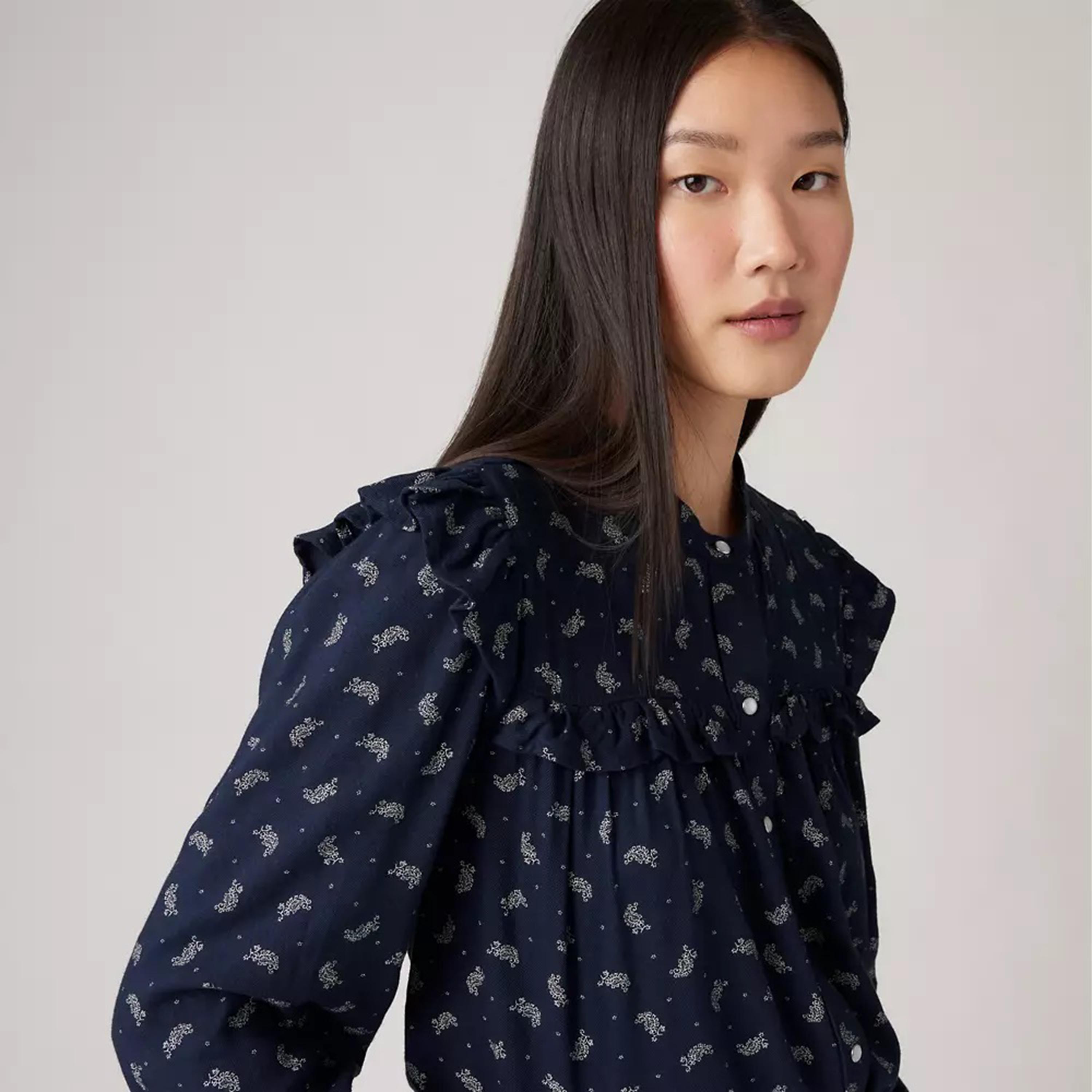 ليفايز- بلوزة للنساء بأكمام طويلة وياقة مزينة بنقشة البايزل-women-clothing-shirtsandblouses-blouses-image-4