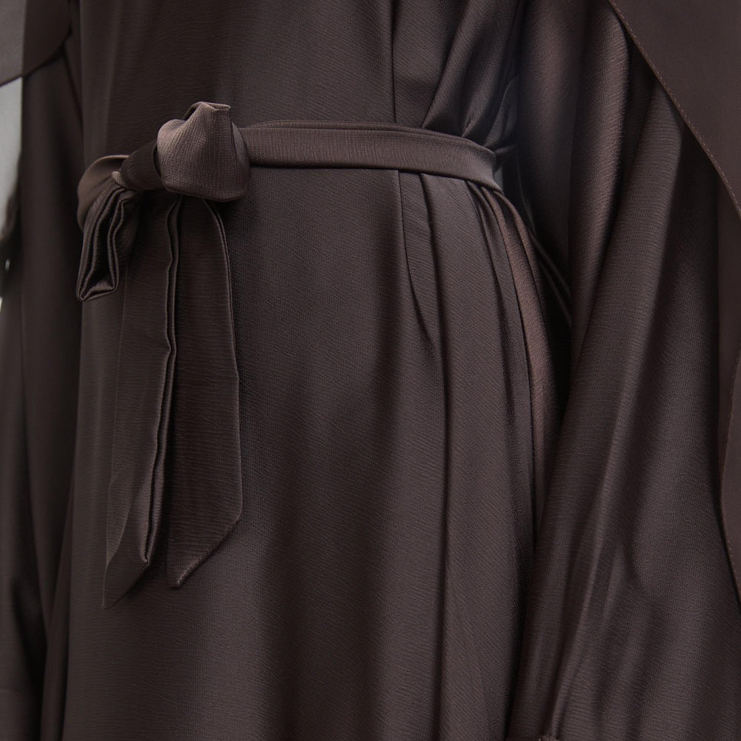 عباية ذات نيدا بنية بأكمام واسعة وحزام برباط من نخبه مع حجاب-women-arabicclothing-abayas-image-2