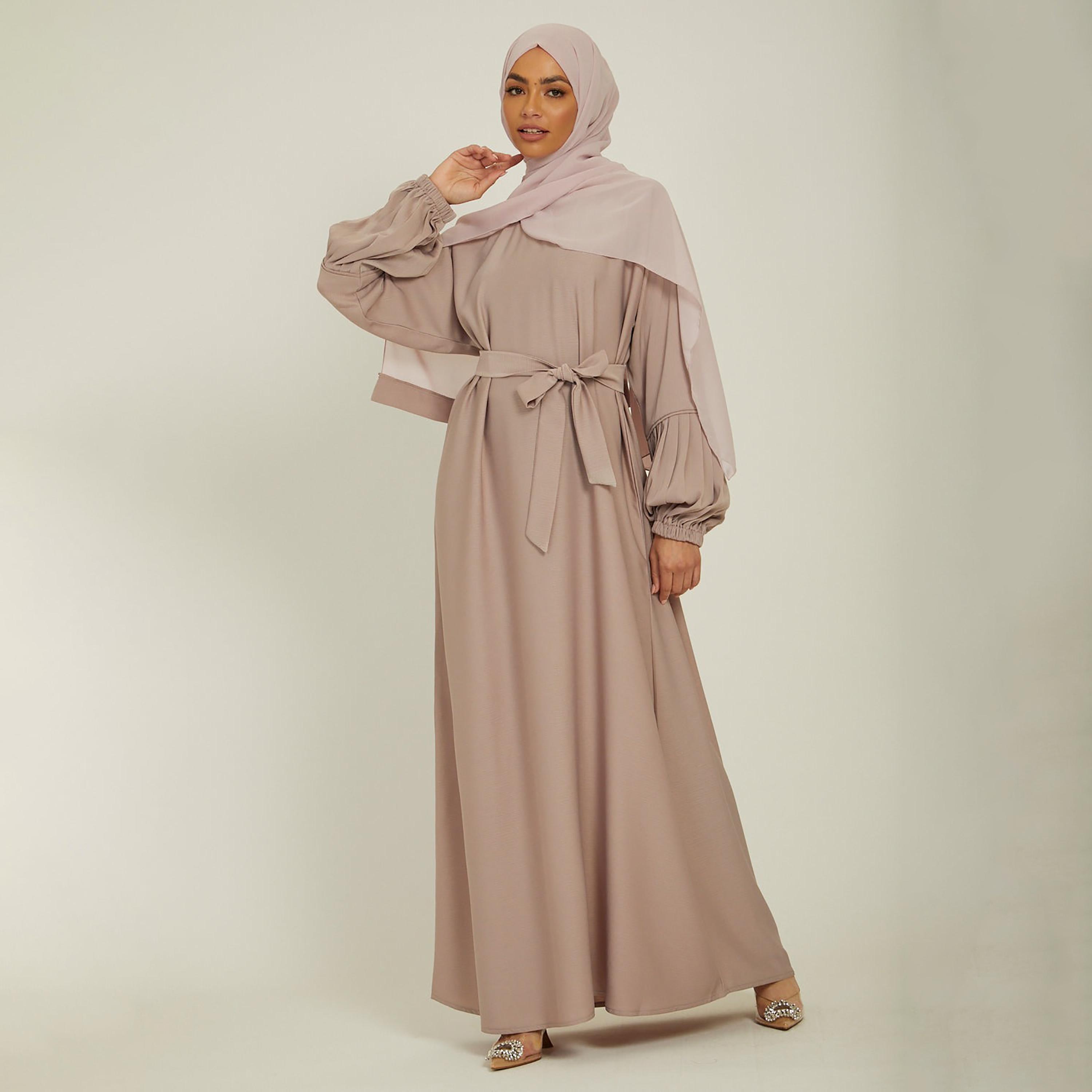 عباية ذات نيدا بلون بيج وحزام برباط من نخبه مع حجاب-women-arabicclothing-abayas-image-1