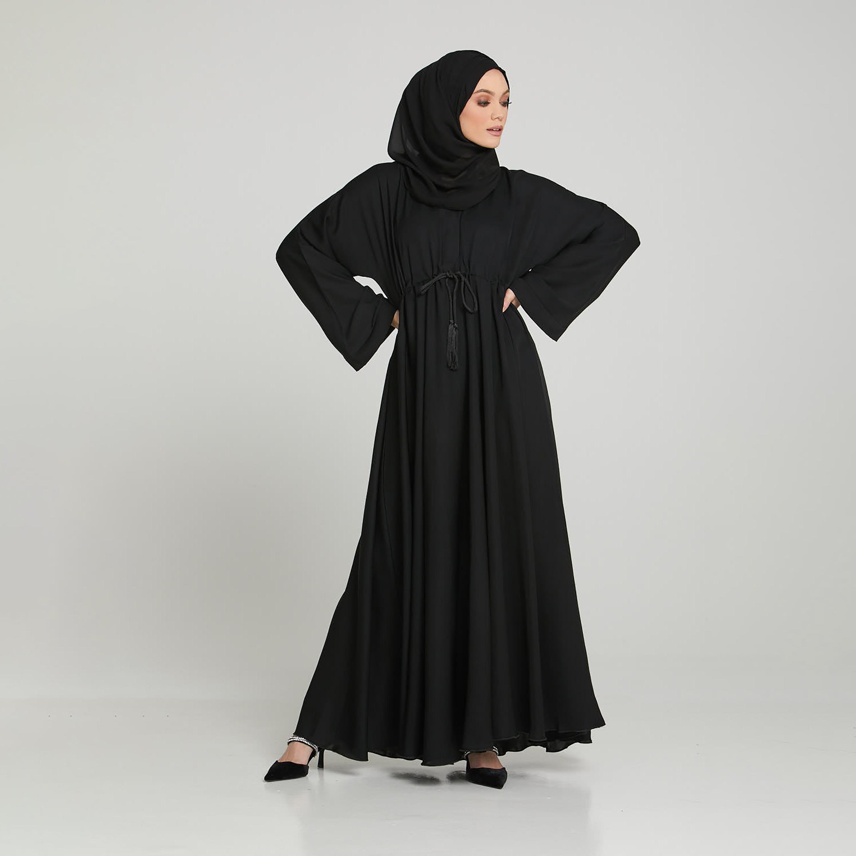 عباية ذات نيدا سوداء بأكمام واسعة برباط من نخبه مع حجاب-women-arabicclothing-abayas-image-1
