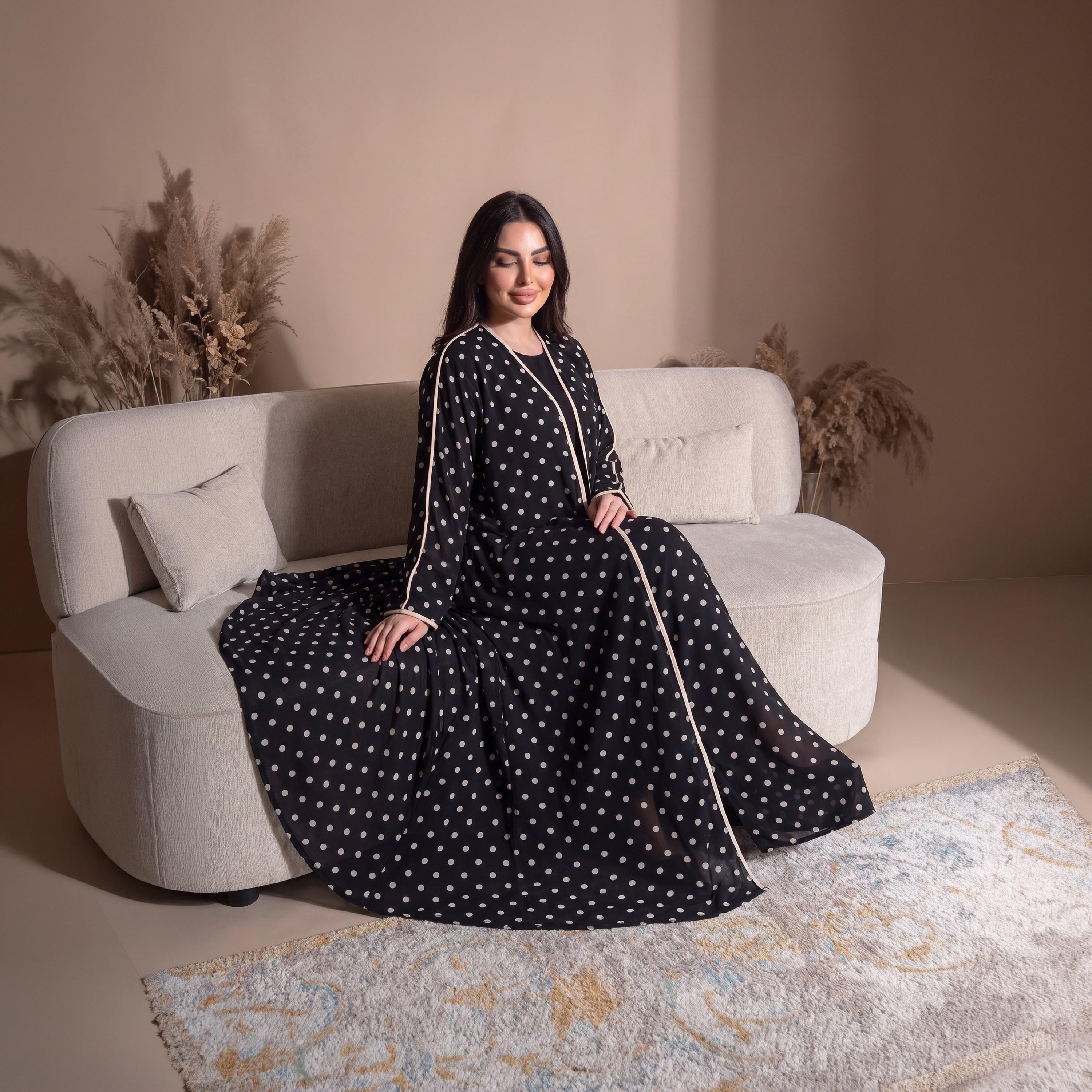 عباية نسائية من إيليغانت حجاب باللون الأسود بنقشة نقاط البولكا من الكريب مع حجاب-women-arabicclothing-abayas-image-3