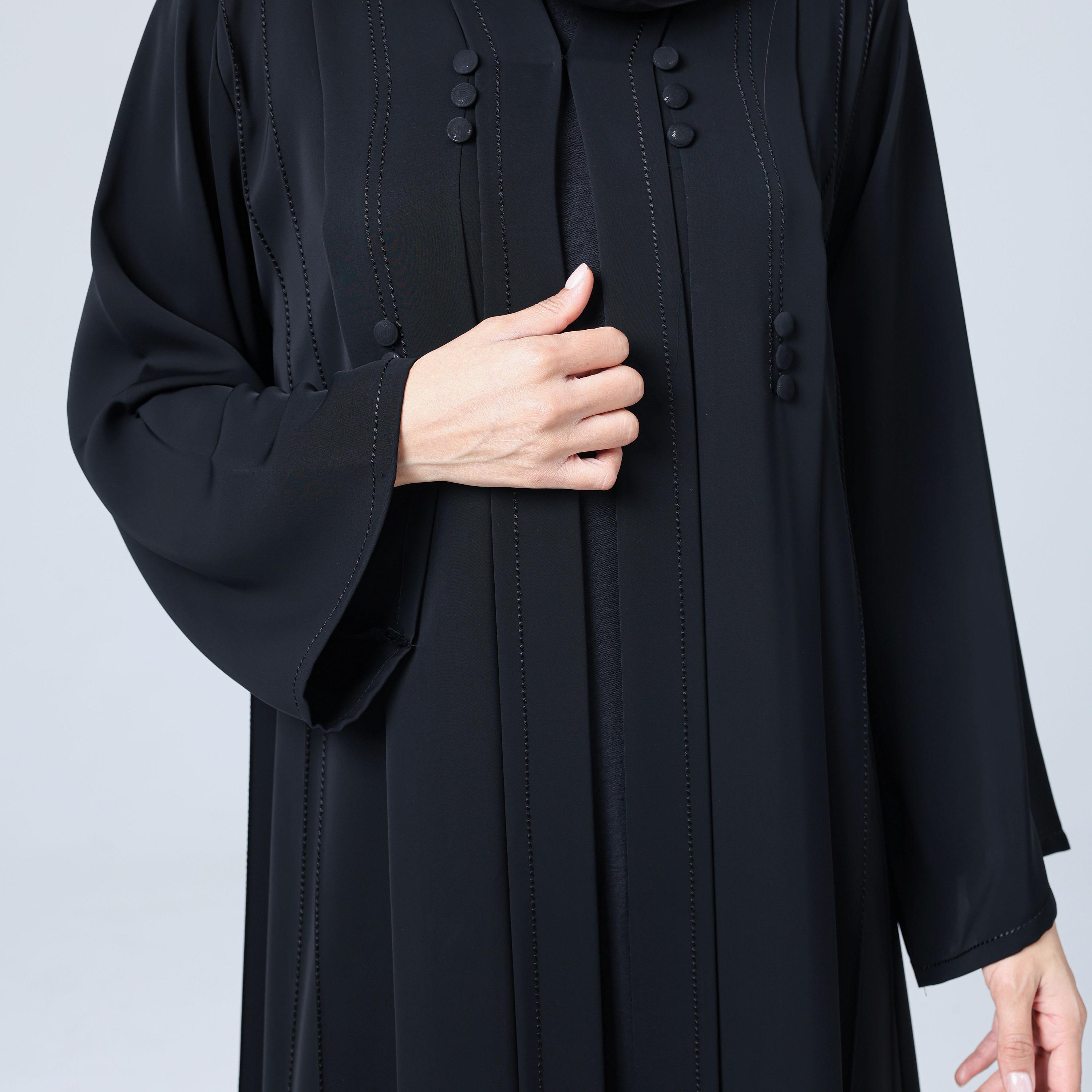 عباءة نسائية باللون الأسود من قماش النيدا بتفاصيل أزرار مع حجاب من إككسا.-women-arabicclothing-abayas-image-3